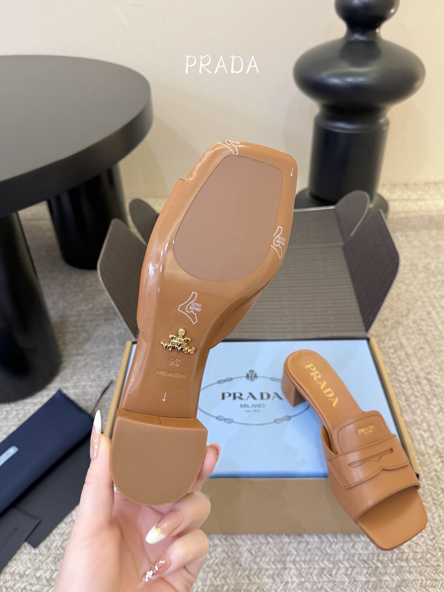 顶级 4cmPrad *26ss早春新款方头粗跟一字拖甄选细腻头层牛皮，触感柔软细腻，越穿越有专属质感，