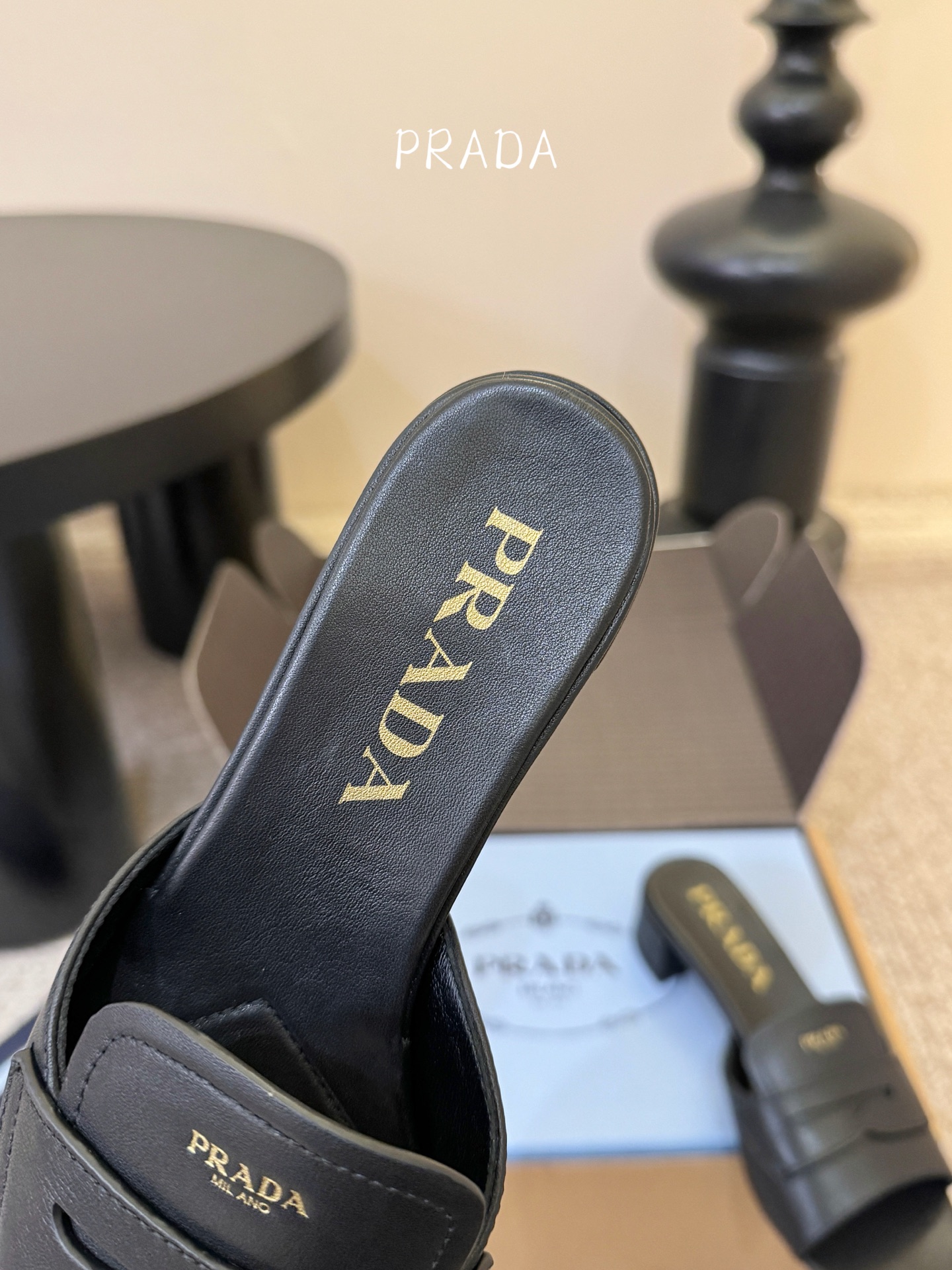 顶级 4cmPrad *26ss早春新款方头粗跟一字拖甄选细腻头层牛皮，触感柔软细腻，越穿越有专属质感，