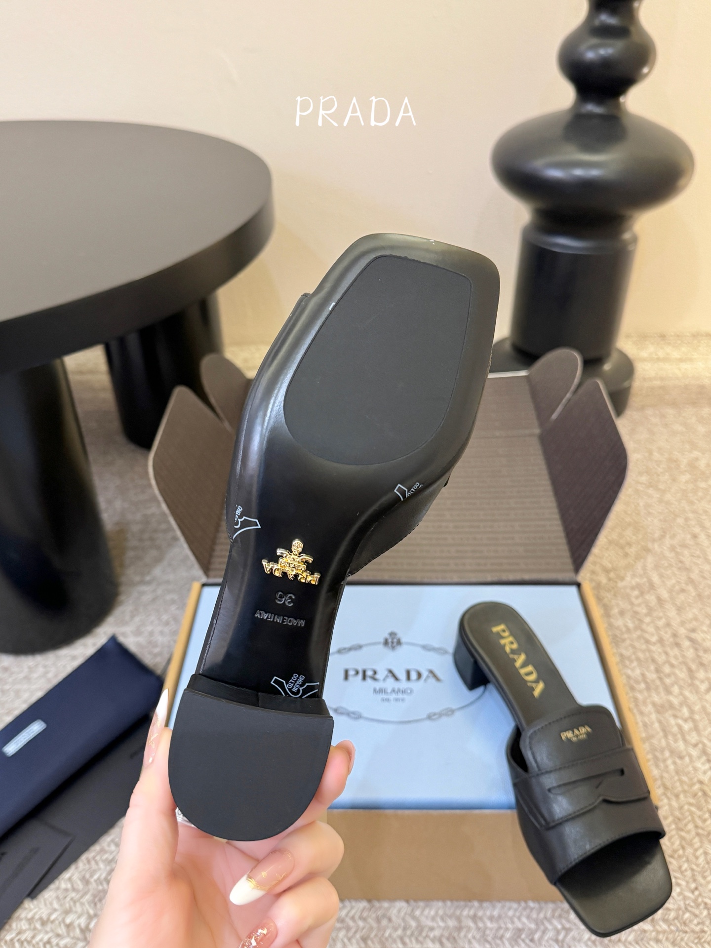 顶级 4cmPrad *26ss早春新款方头粗跟一字拖甄选细腻头层牛皮，触感柔软细腻，越穿越有专属质感，