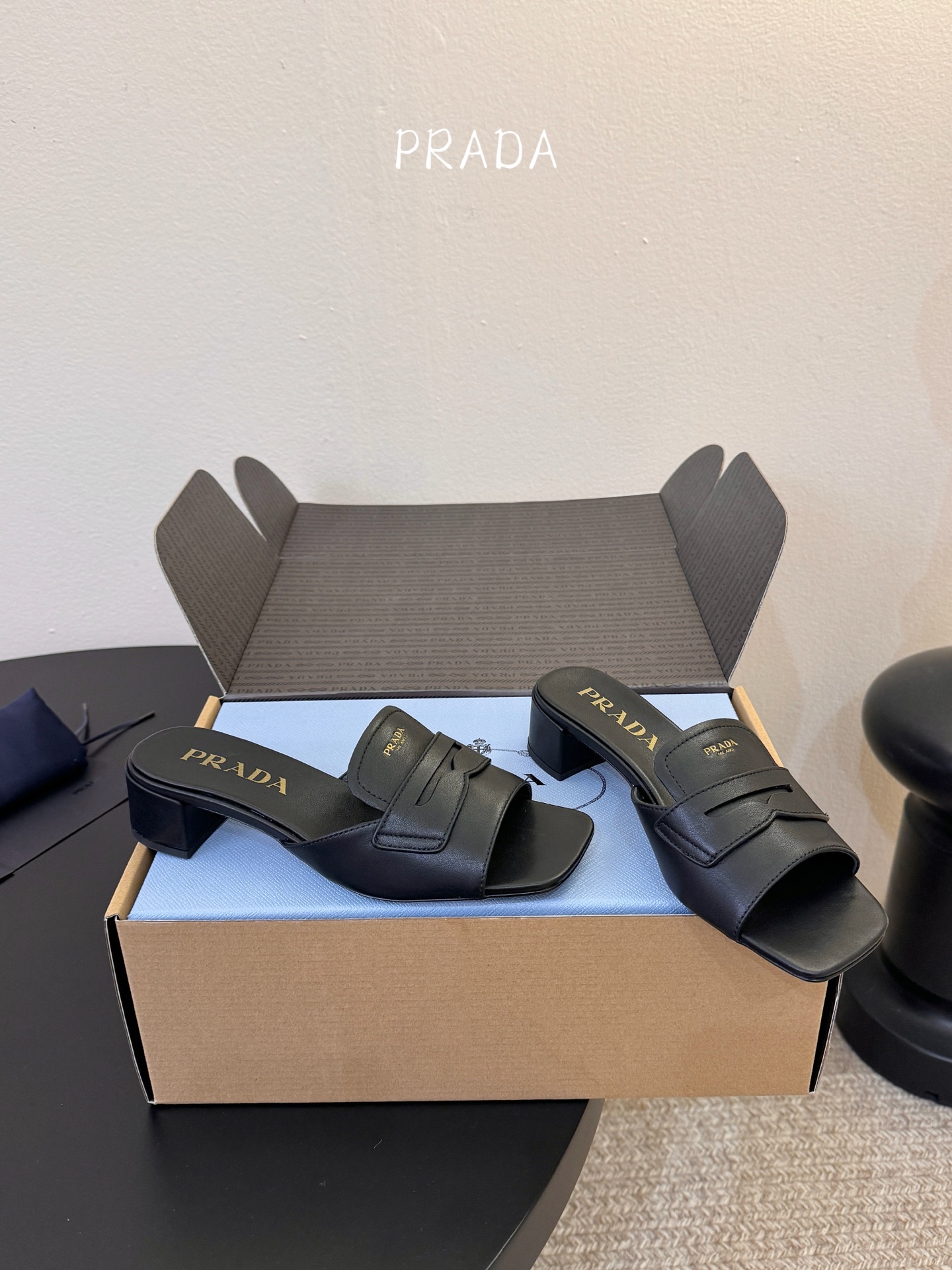 顶级 4cmPrad *26ss早春新款方头粗跟一字拖甄选细腻头层牛皮，触感柔软细腻，越穿越有专属质感，