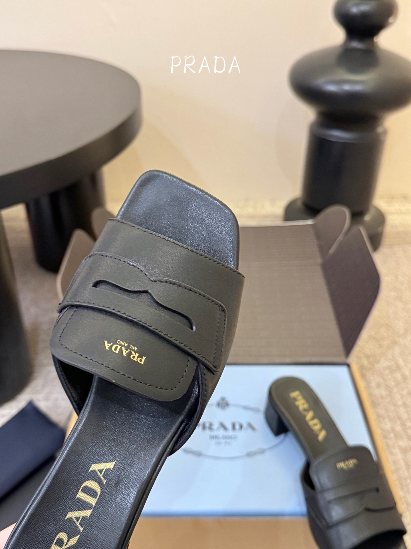 顶级 4cmPrad *26ss早春新款方头粗跟一字拖甄选细腻头层牛皮，触感柔软细腻，越穿越有专属质感，