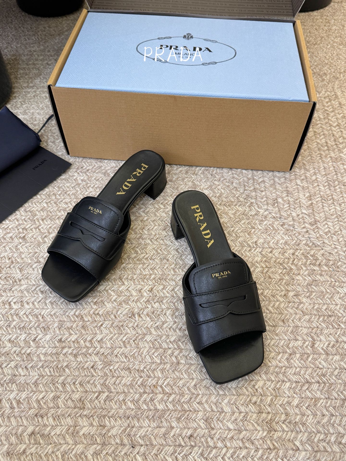 顶级 4cmPrad *26ss早春新款方头粗跟一字拖甄选细腻头层牛皮，触感柔软细腻，越穿越有专属质感，