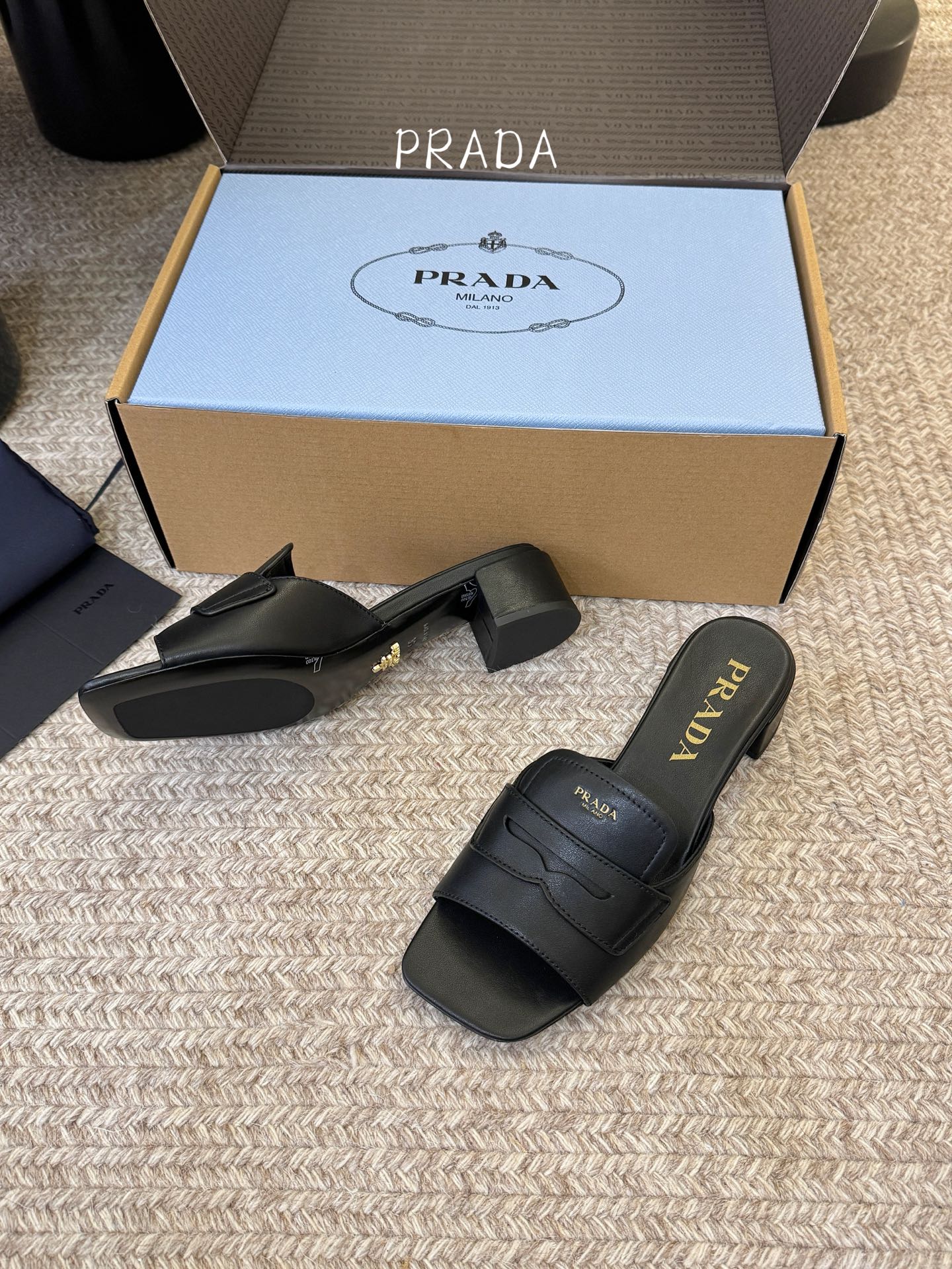 顶级 4cmPrad *26ss早春新款方头粗跟一字拖甄选细腻头层牛皮，触感柔软细腻，越穿越有专属质感，