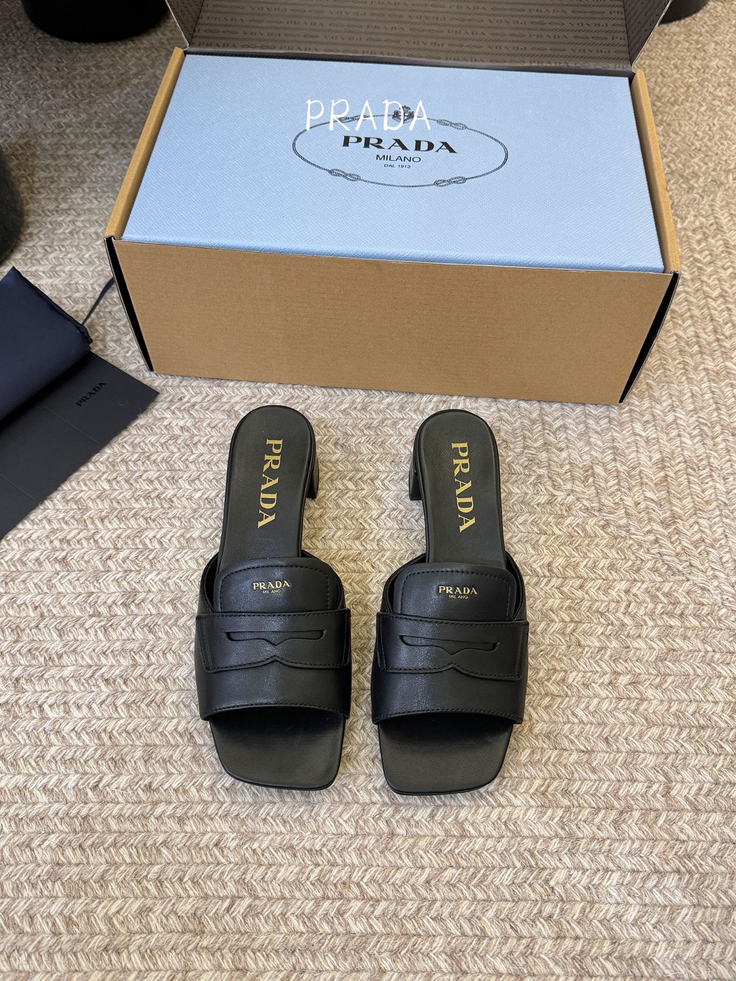 NO:787866,Top 4cm Prad *26ss early spring new square toe block heel slip-ons. Selected fine first-layer cowhide, soft and delicate to the touch, with exclusive texture as time passes. Minimalist square toe shoe shape, modified foot shape, elongated leg lines, not picky about foot shape, low and thick heel design, long-lasting wear without tiredness, suitable for all scenes of commuting, vacation, and daily travel. Brand logo on the footbed, embossed design on the shoe body, low-key highlighting the brand identity, full of high-end sense.  From the office to the beach, from working days to weekends, a pair of shoes can handle all styles, minimalist and elegant, hidden in the details of every step. Cowhide upper, sheep lining, Italian genuine leather outsole, size 35-41 (customized sizes 40 and 41 are non-refundable), heel height 4cm, slippers, prada, slippers, cowhide, Leather soles19860909顶级 4cm Prad *26ss早春新款方头粗跟一字拖 甄选细腻头层牛皮,触感柔软细腻,越穿越有专属质感,极简方头鞋型,修饰脚型,拉长腿部线条,不挑脚型,低跟粗跟设计,久穿不累脚,通勤、度假、日常出行全场景适配,鞋床烫金品牌logo,鞋身压纹设计,低调彰显品牌身份,高级感拉满. 从办公室到沙滩,从工作日到周末,一双鞋搞定所有风格,极简与优雅,藏在每一步的细节里. 鞋面牛皮 内里羊里 大底意大利真皮大底 size35-41码（40、41码定制不退换） 跟高4cm,拖鞋,prada,slippers,cowhide,Leather soles,Women's Shoes