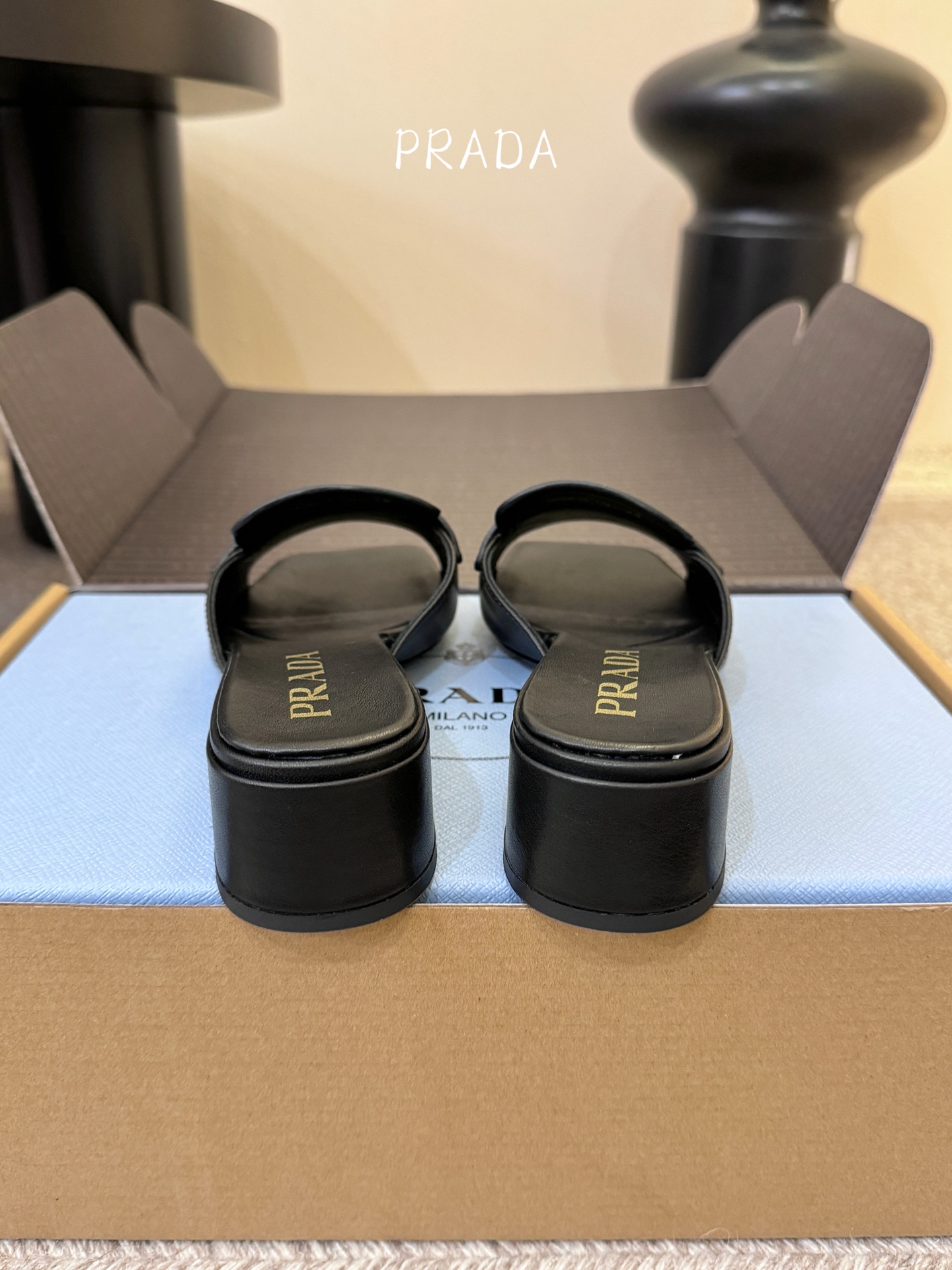 顶级 4cmPrad *26ss早春新款方头粗跟一字拖甄选细腻头层牛皮，触感柔软细腻，越穿越有专属质感，