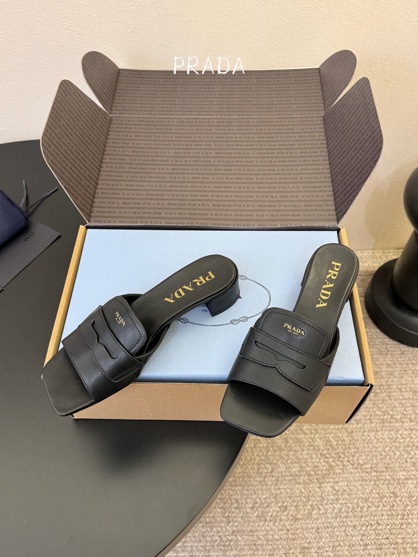 顶级 4cmPrad *26ss早春新款方头粗跟一字拖甄选细腻头层牛皮，触感柔软细腻，越穿越有专属质感，