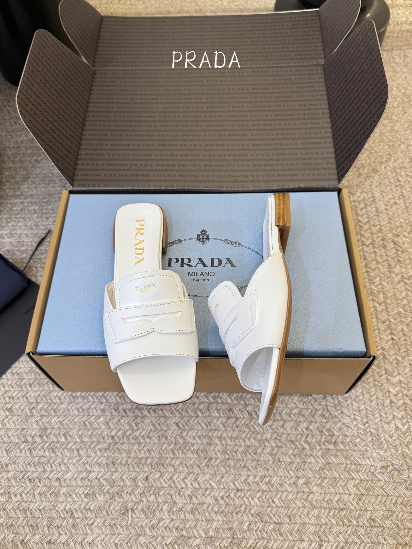 顶级 1.5cmPrad *26ss早春新款方头粗跟一字拖甄选细腻头层牛皮，触感柔软细腻，越穿越有专属质