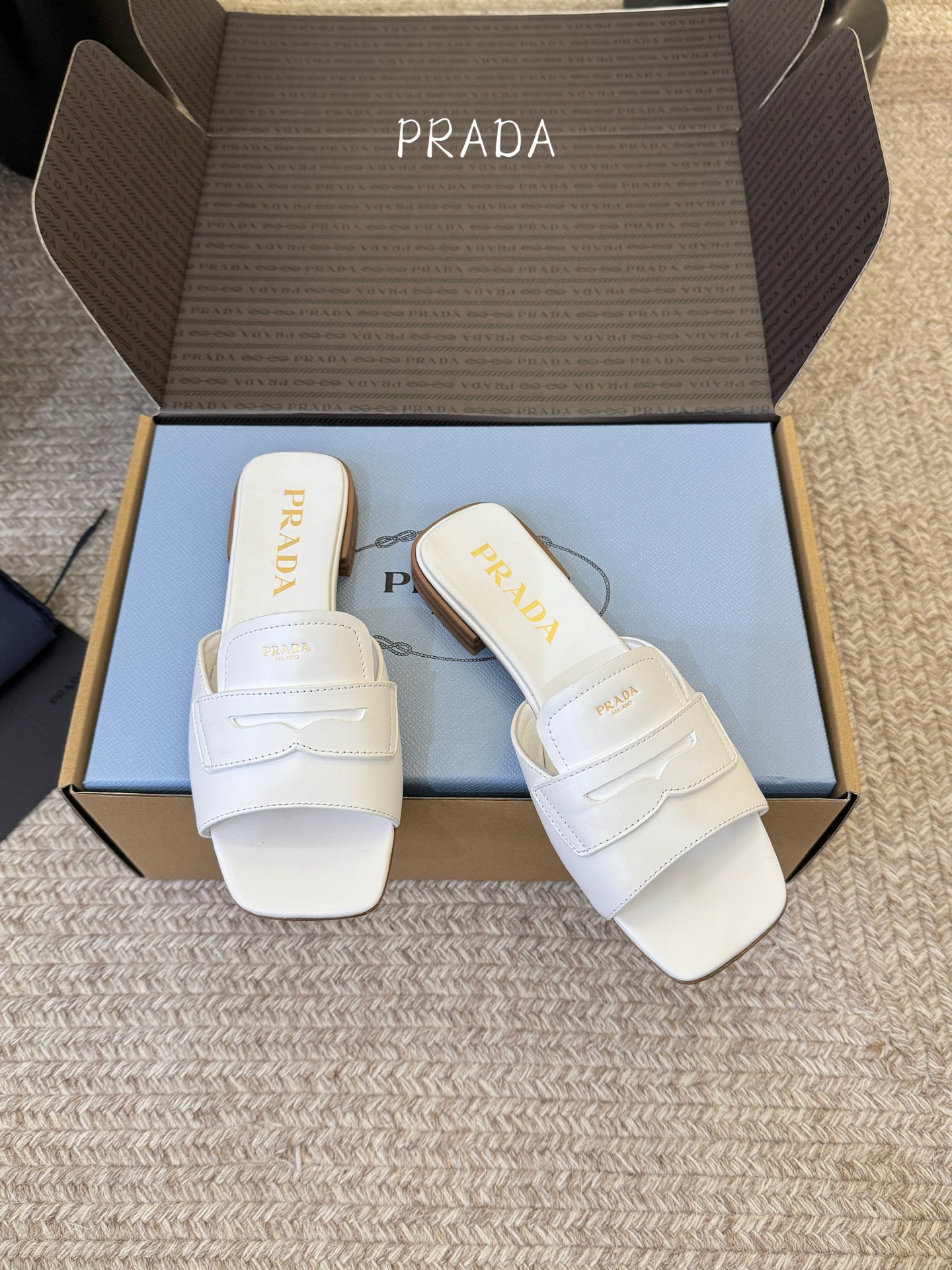 顶级 1.5cmPrad *26ss早春新款方头粗跟一字拖甄选细腻头层牛皮，触感柔软细腻，越穿越有专属质