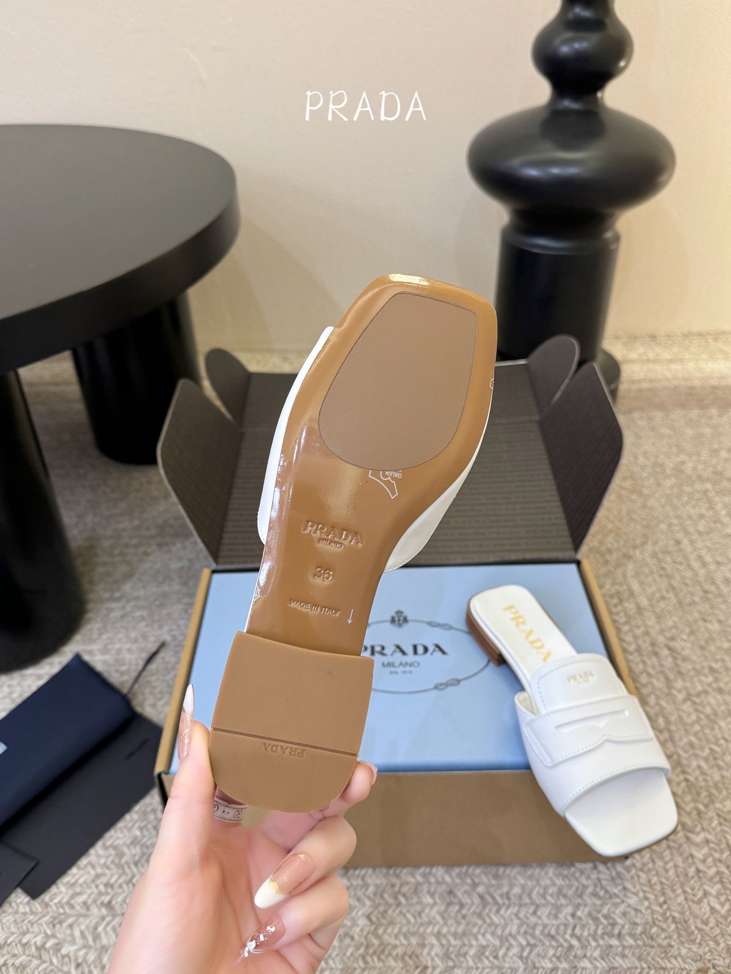 顶级 1.5cmPrad *26ss早春新款方头粗跟一字拖甄选细腻头层牛皮，触感柔软细腻，越穿越有专属质