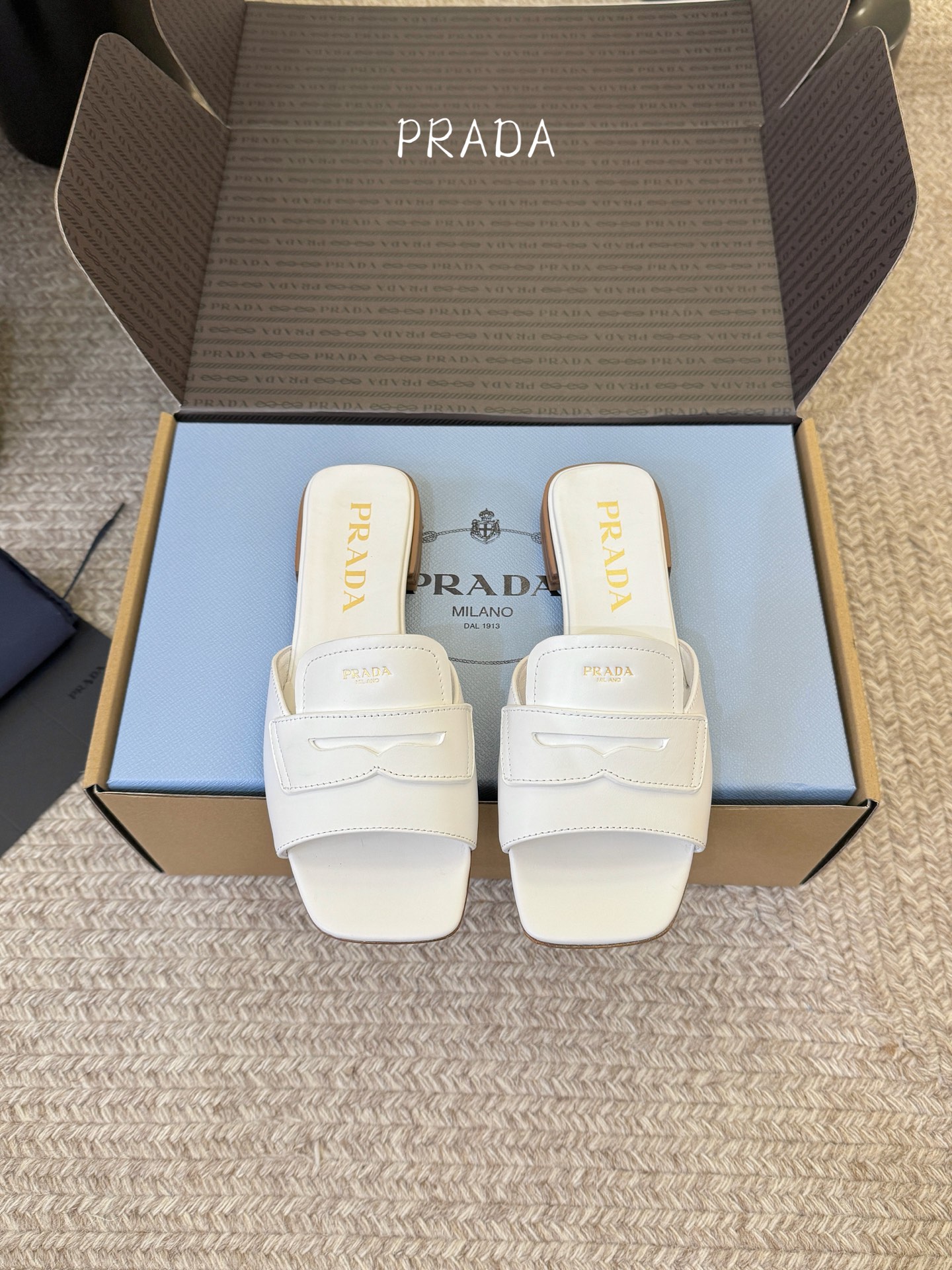 顶级 1.5cmPrad *26ss早春新款方头粗跟一字拖甄选细腻头层牛皮，触感柔软细腻，越穿越有专属质