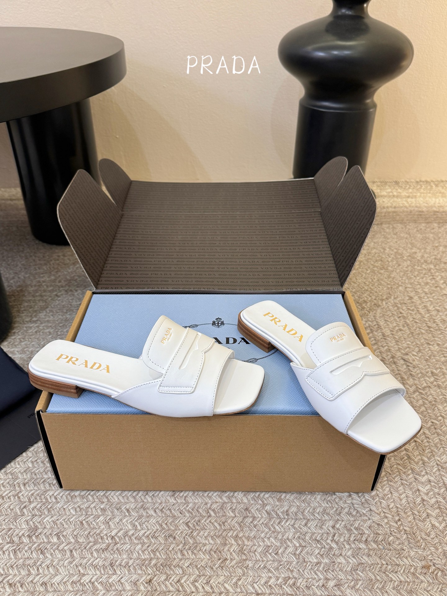 顶级 1.5cmPrad *26ss早春新款方头粗跟一字拖甄选细腻头层牛皮，触感柔软细腻，越穿越有专属质