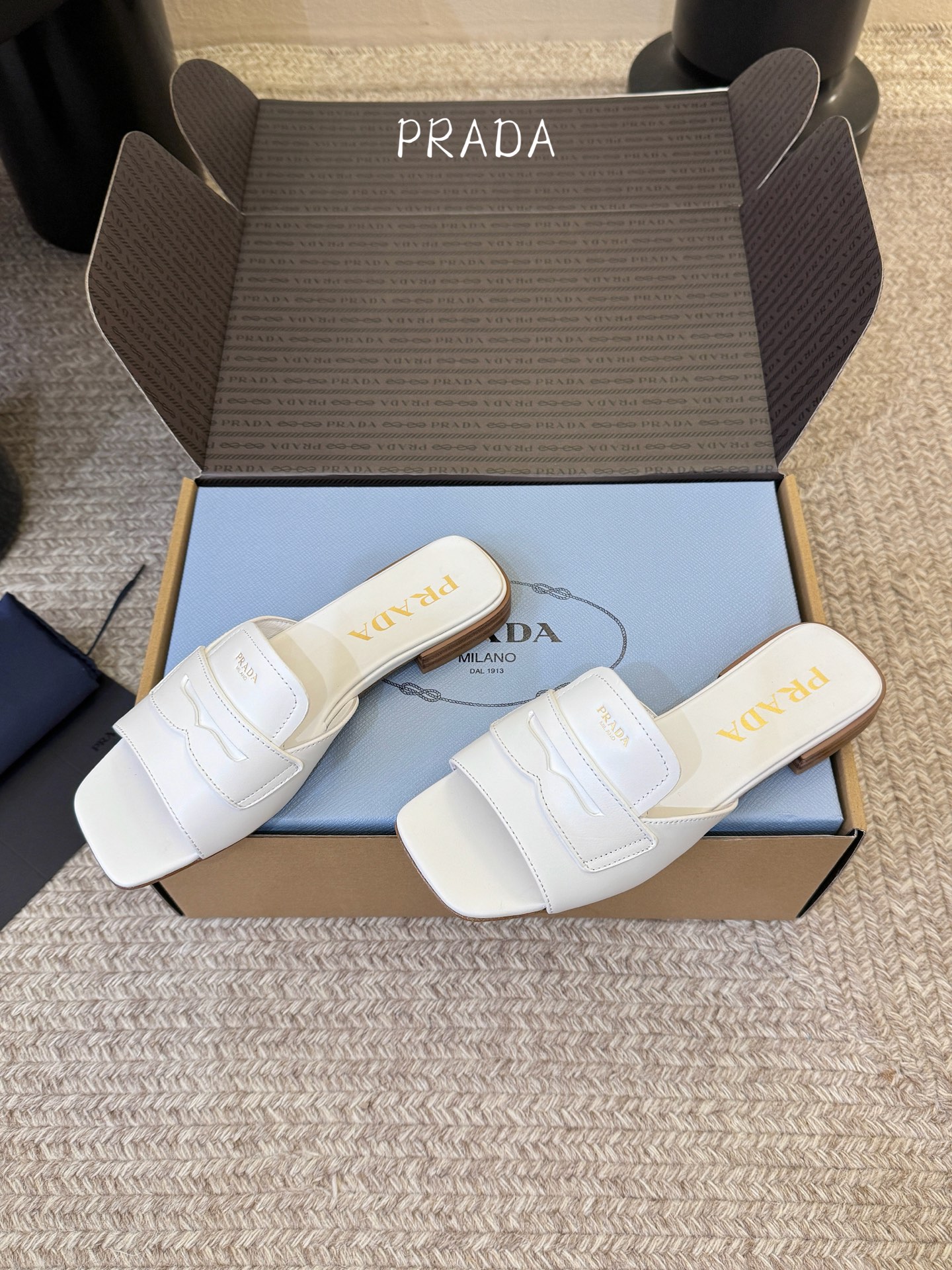 顶级 1.5cmPrad *26ss早春新款方头粗跟一字拖甄选细腻头层牛皮，触感柔软细腻，越穿越有专属质