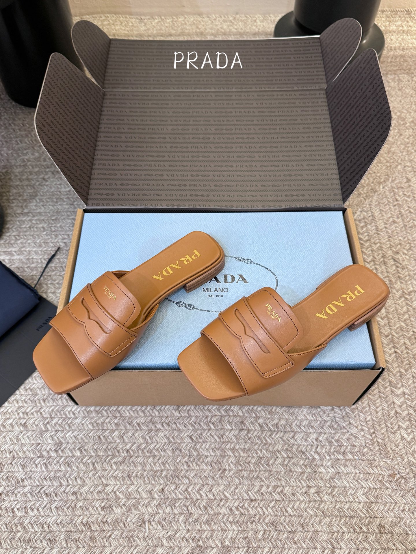 顶级 1.5cmPrad *26ss早春新款方头粗跟一字拖甄选细腻头层牛皮，触感柔软细腻，越穿越有专属质