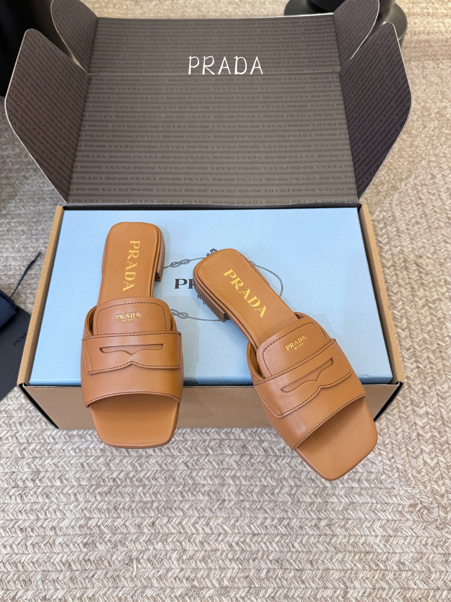 顶级 1.5cmPrad *26ss早春新款方头粗跟一字拖甄选细腻头层牛皮，触感柔软细腻，越穿越有专属质