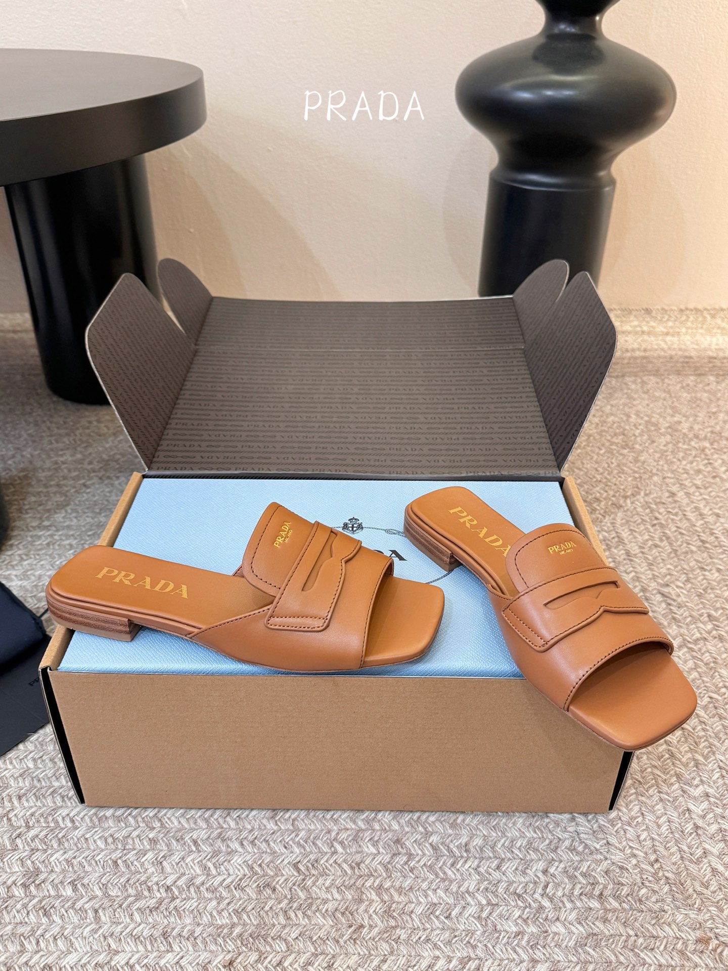 顶级 1.5cmPrad *26ss早春新款方头粗跟一字拖甄选细腻头层牛皮，触感柔软细腻，越穿越有专属质