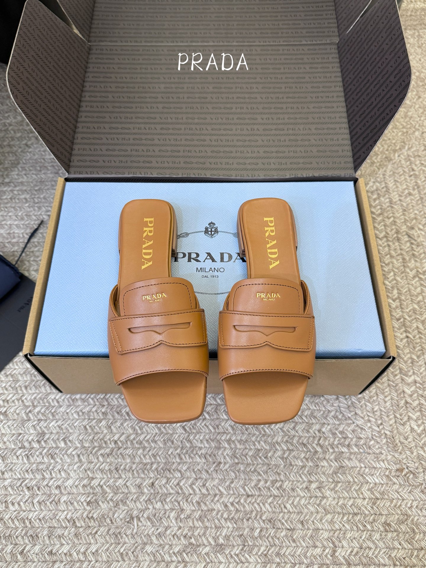 顶级 1.5cmPrad *26ss早春新款方头粗跟一字拖甄选细腻头层牛皮，触感柔软细腻，越穿越有专属质