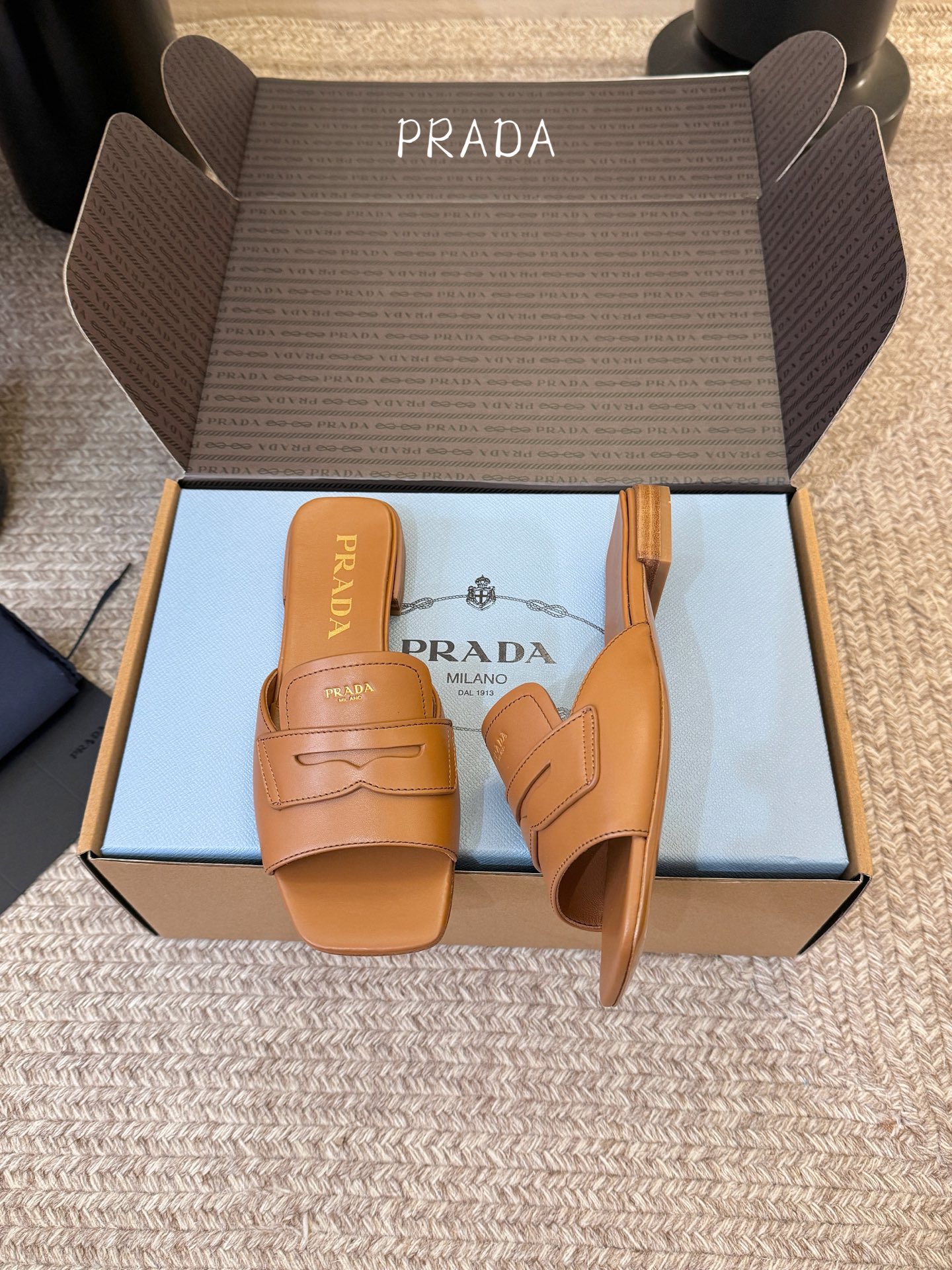 顶级 1.5cmPrad *26ss早春新款方头粗跟一字拖甄选细腻头层牛皮，触感柔软细腻，越穿越有专属质