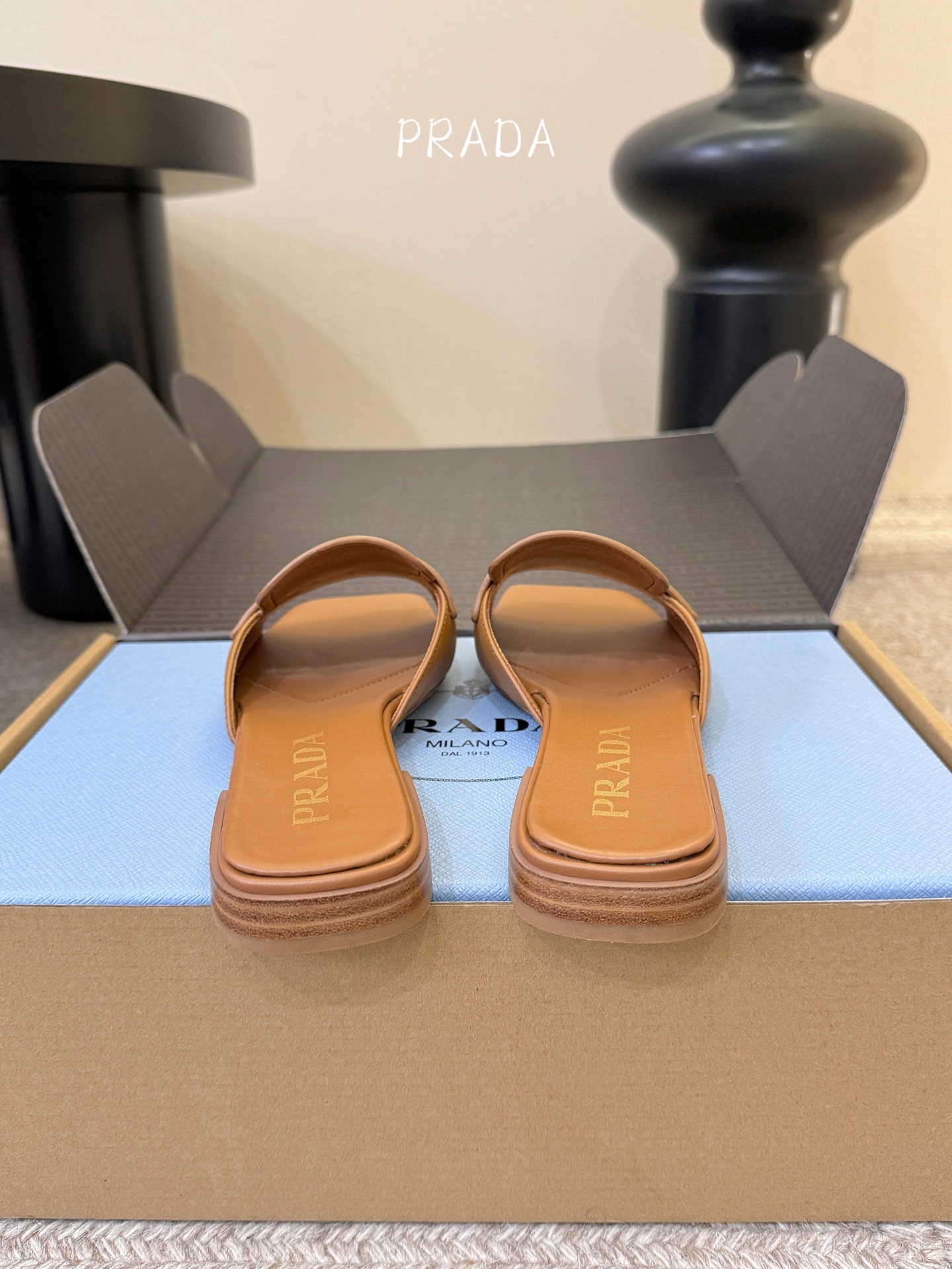 顶级 1.5cmPrad *26ss早春新款方头粗跟一字拖甄选细腻头层牛皮，触感柔软细腻，越穿越有专属质