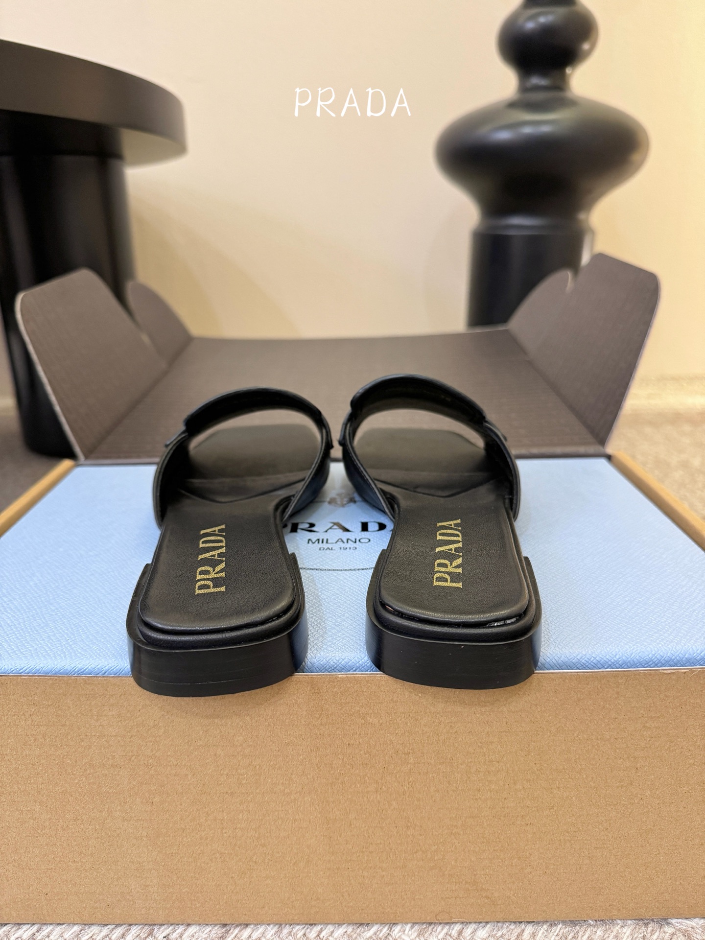 顶级 1.5cmPrad *26ss早春新款方头粗跟一字拖甄选细腻头层牛皮，触感柔软细腻，越穿越有专属质