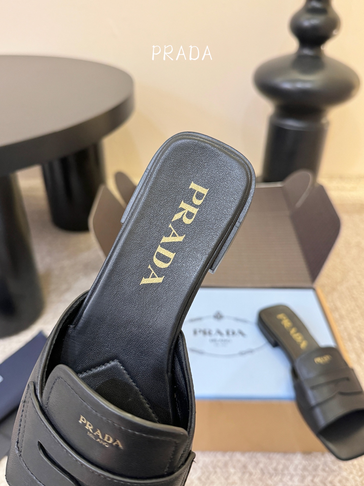 顶级 1.5cmPrad *26ss早春新款方头粗跟一字拖甄选细腻头层牛皮，触感柔软细腻，越穿越有专属质