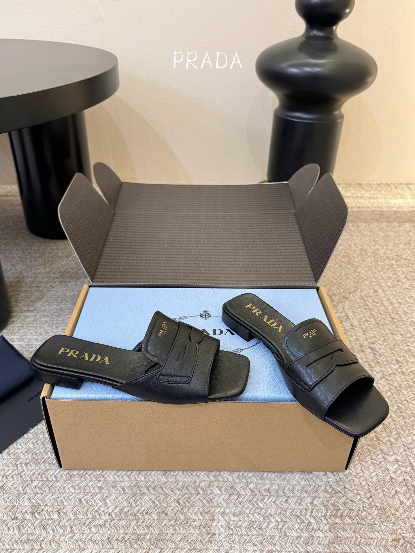 顶级 1.5cmPrad *26ss早春新款方头粗跟一字拖甄选细腻头层牛皮，触感柔软细腻，越穿越有专属质