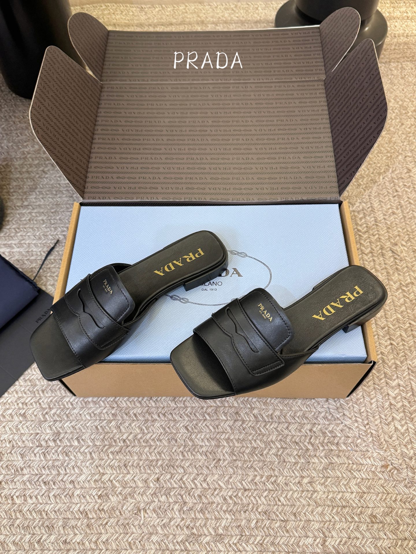 顶级 1.5cmPrad *26ss早春新款方头粗跟一字拖甄选细腻头层牛皮，触感柔软细腻，越穿越有专属质