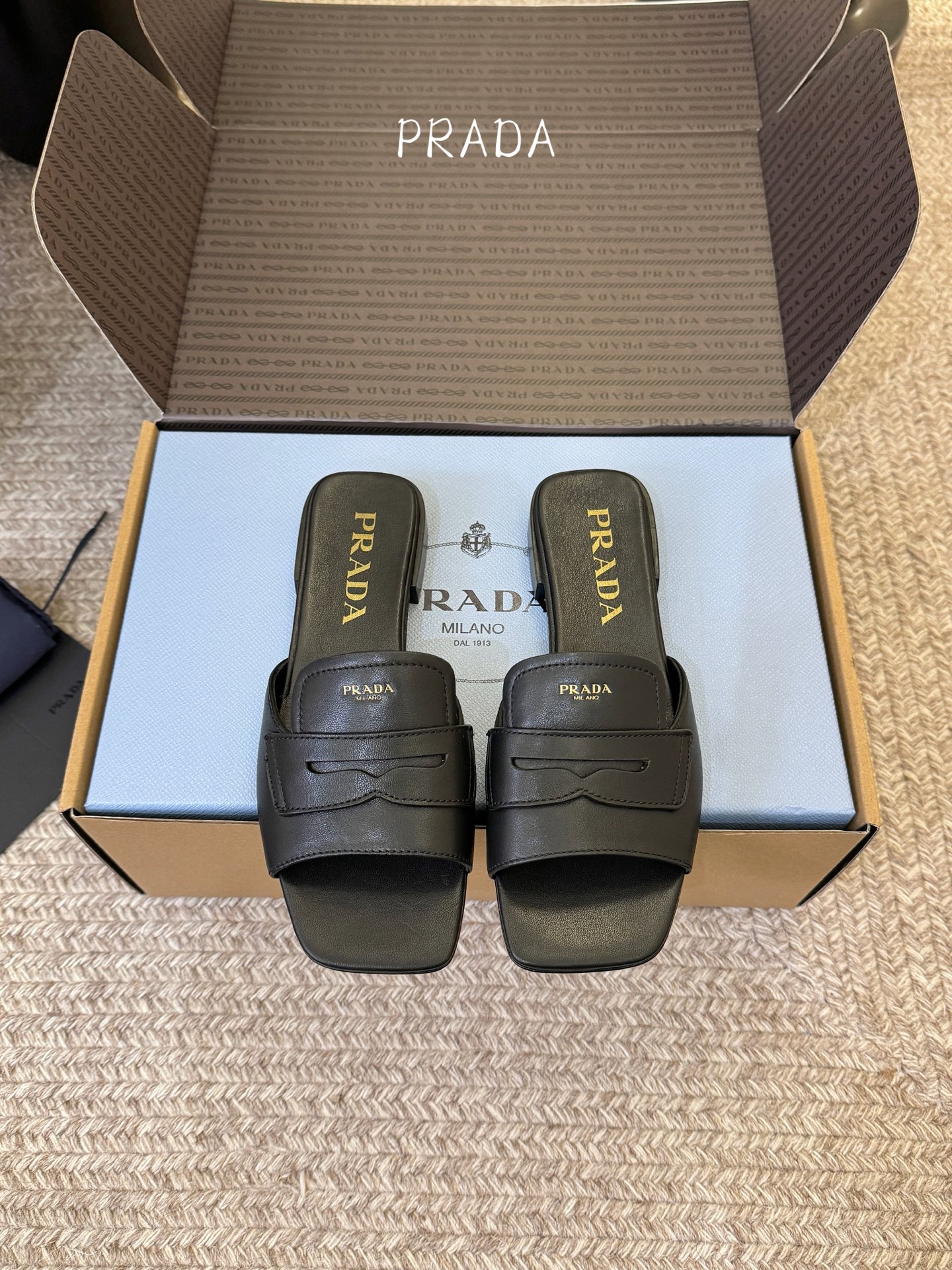 NO:787868,Top 1.5cm Prad *26ss early spring new square toe block heel flip flops. Selected fine first-layer cowhide, soft and delicate to the touch, with exclusive texture as time passes. Minimalist square toe shoe shape, modified foot shape, elongated leg lines, not picky about foot shape, low heel and thick heel design, long-lasting wear without tiredness, suitable for all scenes of commuting, vacation, and daily travel. The brand logo on the footbed is embossed, and the shoe body is embossed, low-key to highlight the brand identity and full of high-end feeling.  From the office to the beach, from working days to weekends, a pair of shoes can handle all styles, minimalist and elegant, hidden in the details of every step. Cowhide upper, sheep lining, Italian leather outsole, size 35-41 (customized sizes 40 and 41 are non-returnable), slippers, prada, slippers, cowhide, Leather soles19860909顶级 1.5cm Prad *26ss早春新款方头粗跟一字拖 甄选细腻头层牛皮,触感柔软细腻,越穿越有专属质感,极简方头鞋型,修饰脚型,拉长腿部线条,不挑脚型,低跟粗跟设计,久穿不累脚,通勤、度假、日常出行全场景适配,鞋床烫金品牌logo,鞋身压纹设计,低调彰显品牌身份,高级感拉满. 从办公室到沙滩,从工作日到周末,一双鞋搞定所有风格,极简与优雅,藏在每一步的细节里. 鞋面牛皮 内里羊里 大底意大利真皮大底 size35-41码（40、41码定制不退换）,拖鞋,prada,slippers,cowhide,Leather soles,Women's Shoes