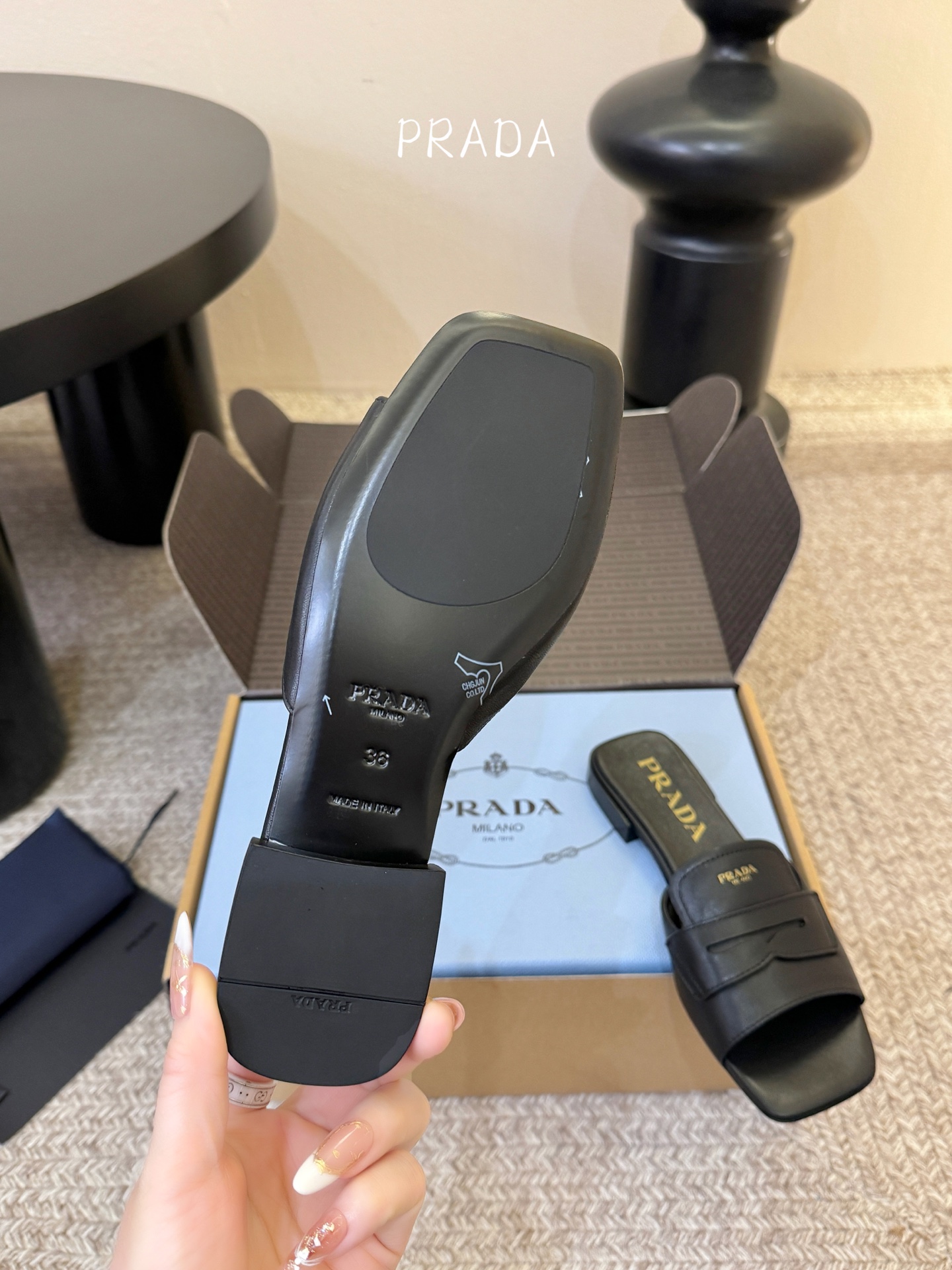 顶级 1.5cmPrad *26ss早春新款方头粗跟一字拖甄选细腻头层牛皮，触感柔软细腻，越穿越有专属质