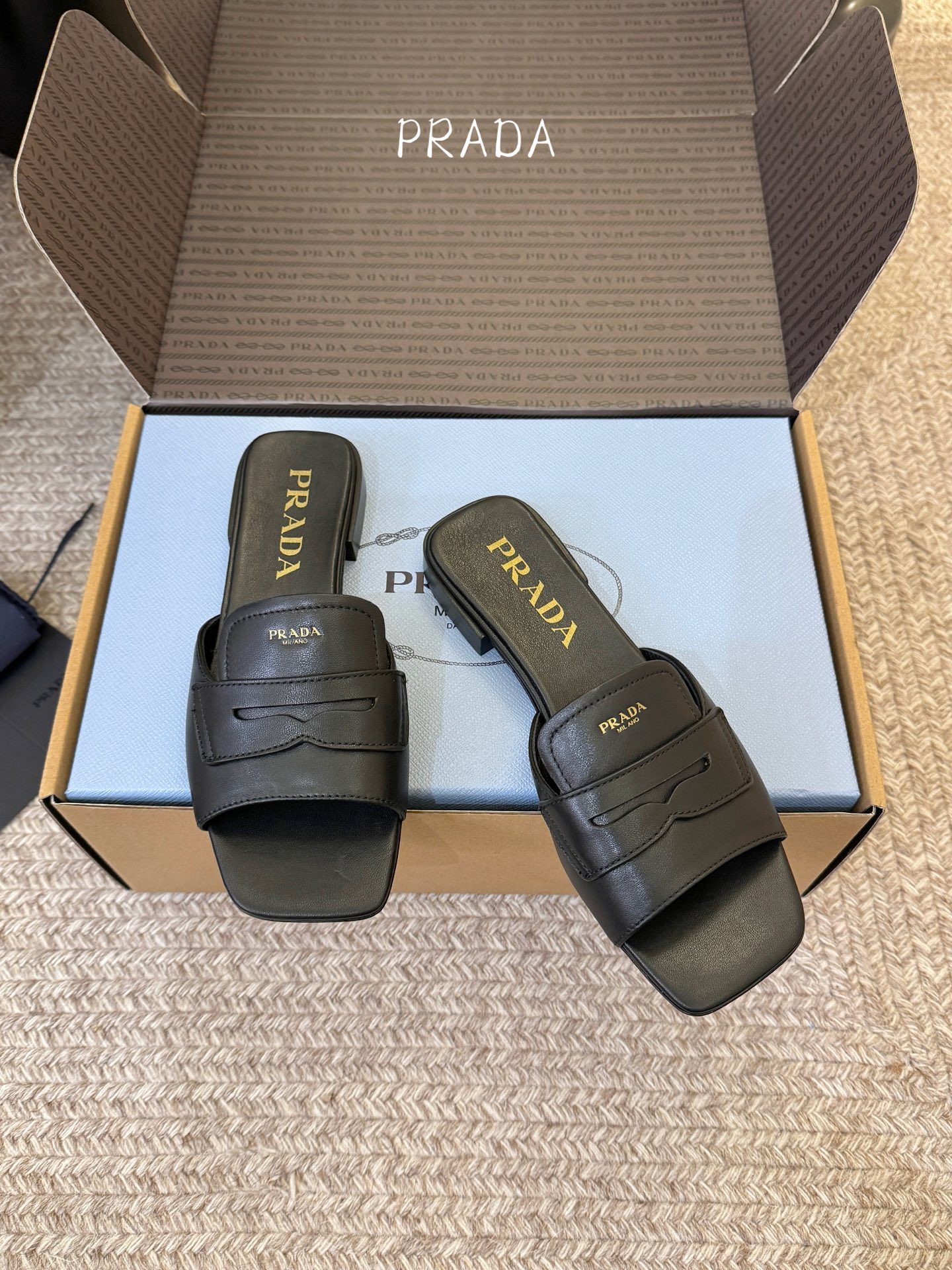 顶级 1.5cmPrad *26ss早春新款方头粗跟一字拖甄选细腻头层牛皮，触感柔软细腻，越穿越有专属质