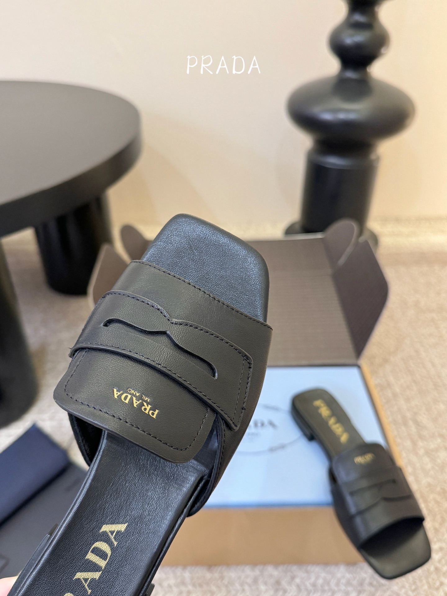 顶级 1.5cmPrad *26ss早春新款方头粗跟一字拖甄选细腻头层牛皮，触感柔软细腻，越穿越有专属质