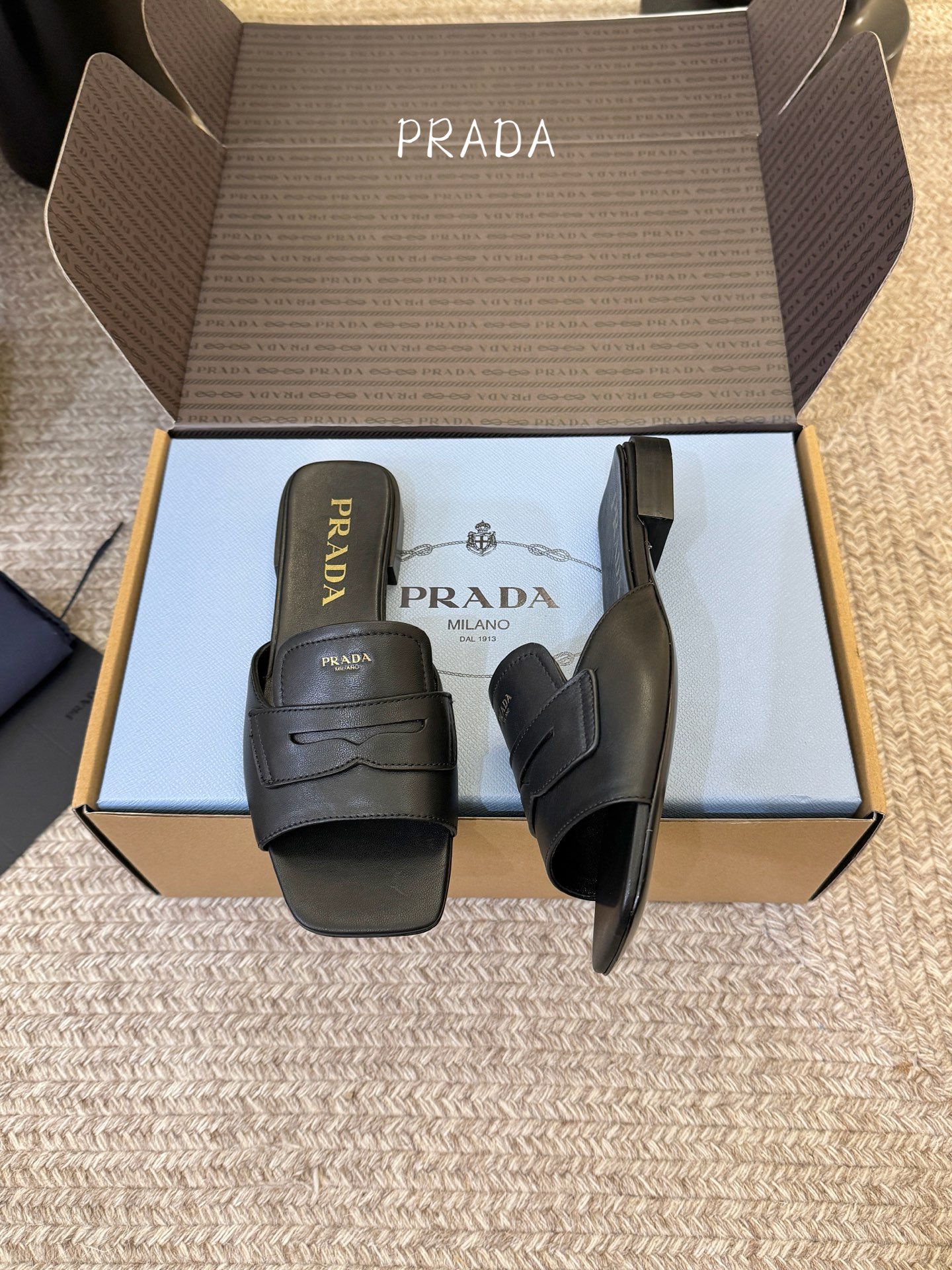 顶级 1.5cmPrad *26ss早春新款方头粗跟一字拖甄选细腻头层牛皮，触感柔软细腻，越穿越有专属质