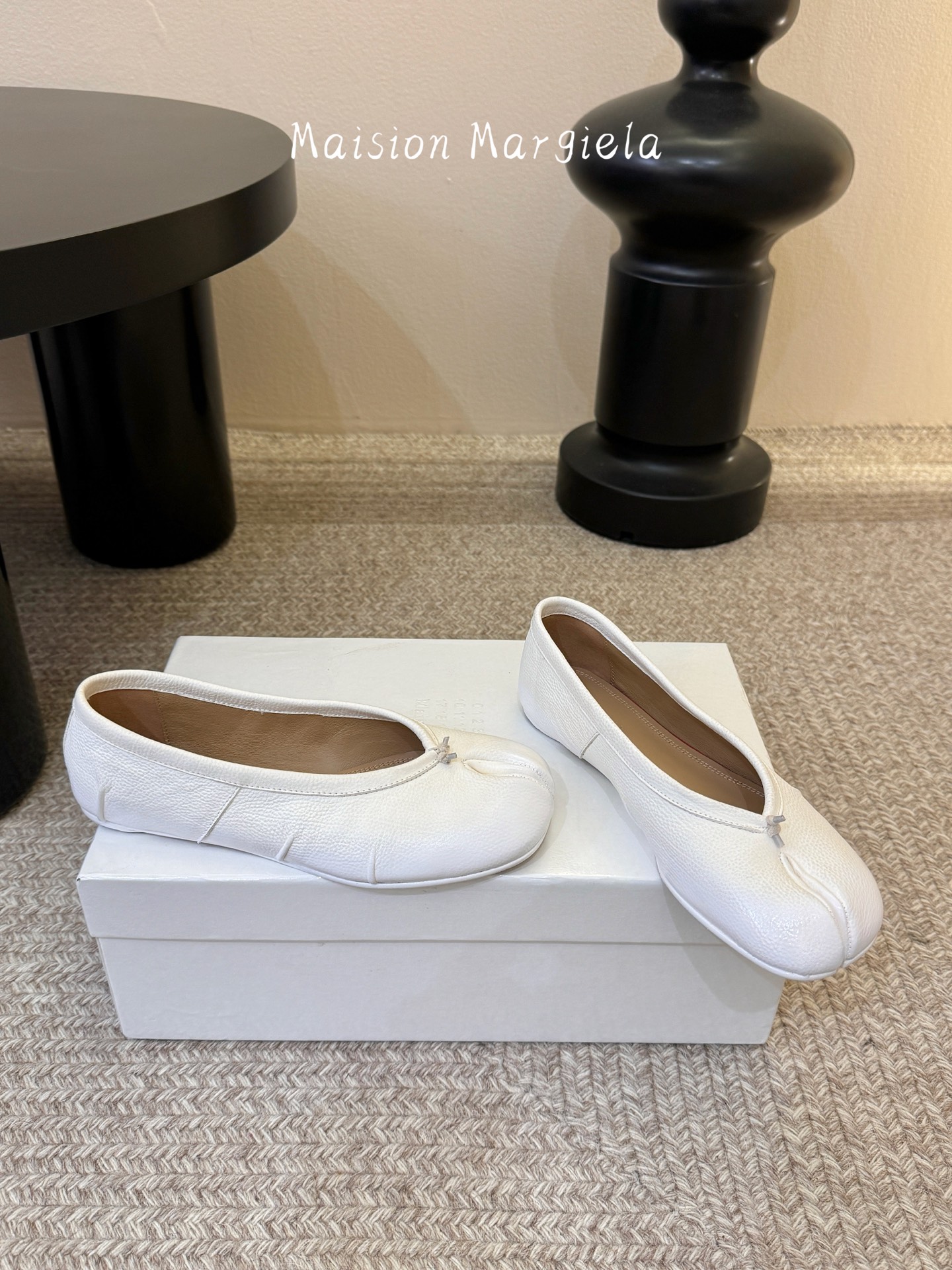 Maison Margiel*26ss早春新款分趾芭蕾鞋标志性分趾鞋型，打破传统鞋履设计，重塑足部美学，