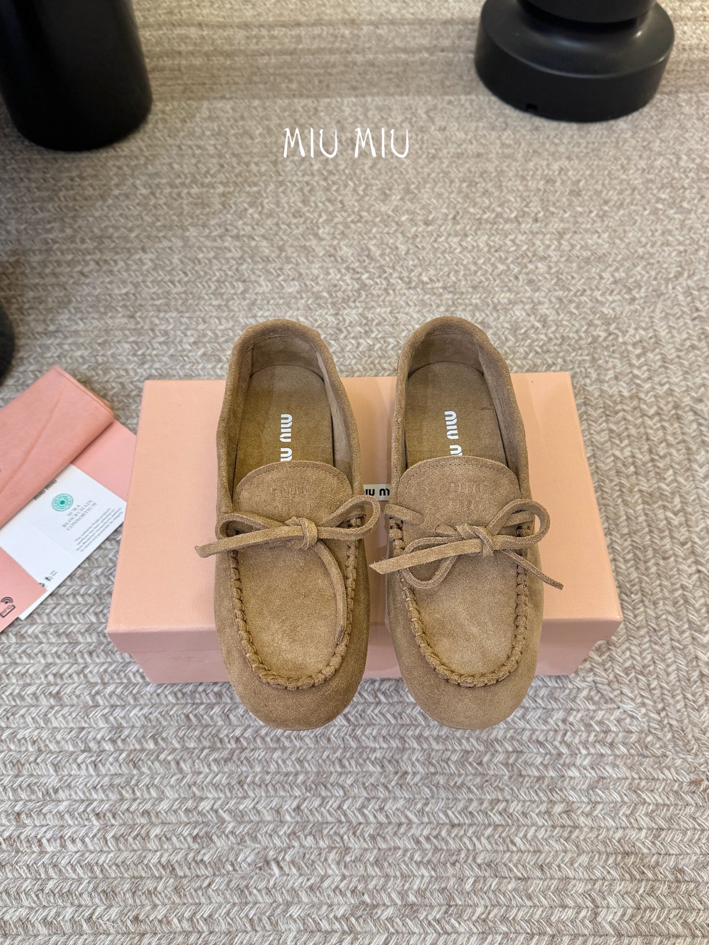 搭配飞机盒𝑀𝑖𝑢𝑀𝑖×𝐵𝑎𝑙𝑎𝑛𝑐缪 缪 新款包拖鞋系列上新★★★★★ 舒适度与时髦度并存的开挂全新系列