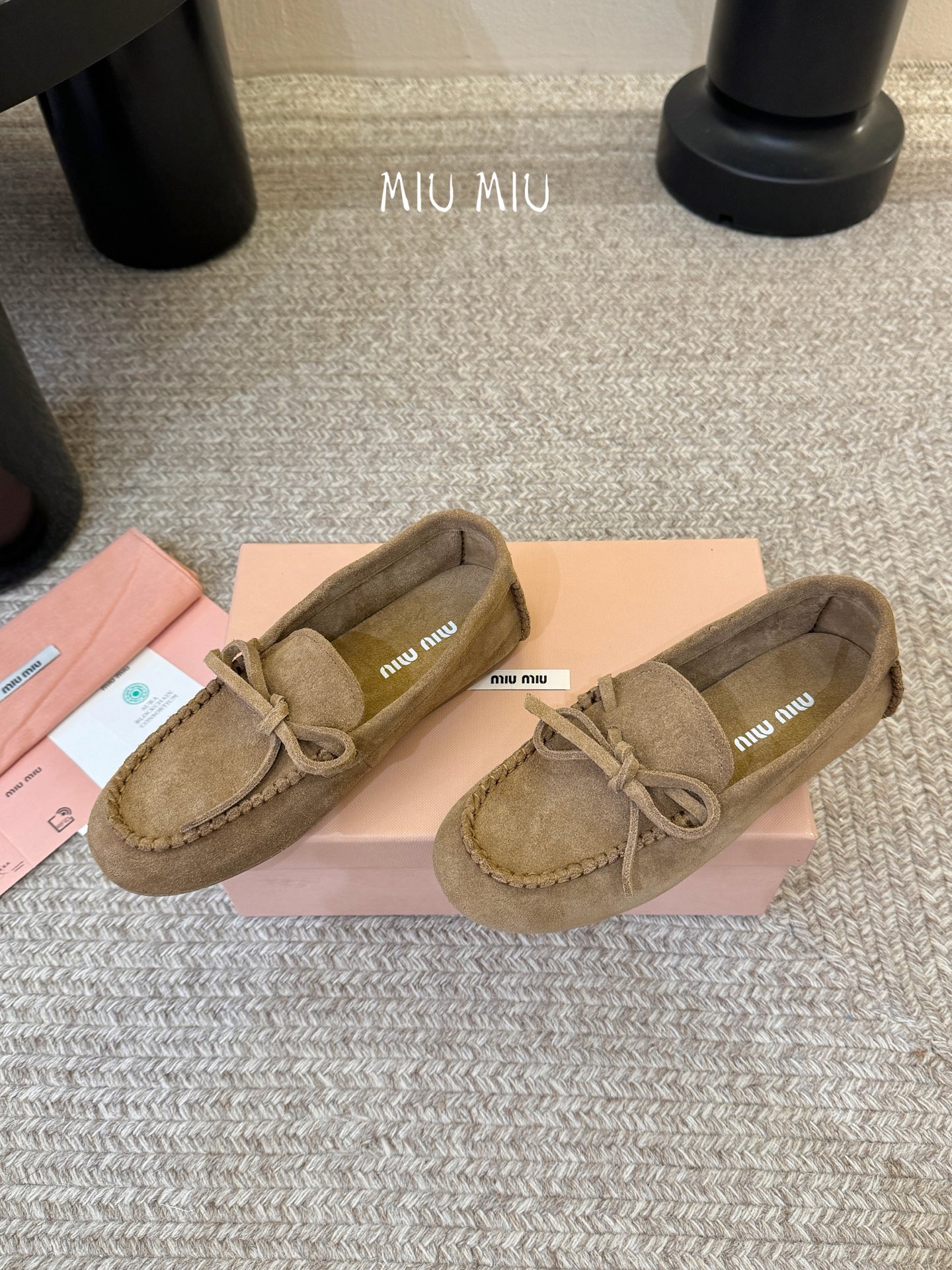 搭配飞机盒𝑀𝑖𝑢𝑀𝑖×𝐵𝑎𝑙𝑎𝑛𝑐缪 缪 新款包拖鞋系列上新★★★★★ 舒适度与时髦度并存的开挂全新系列