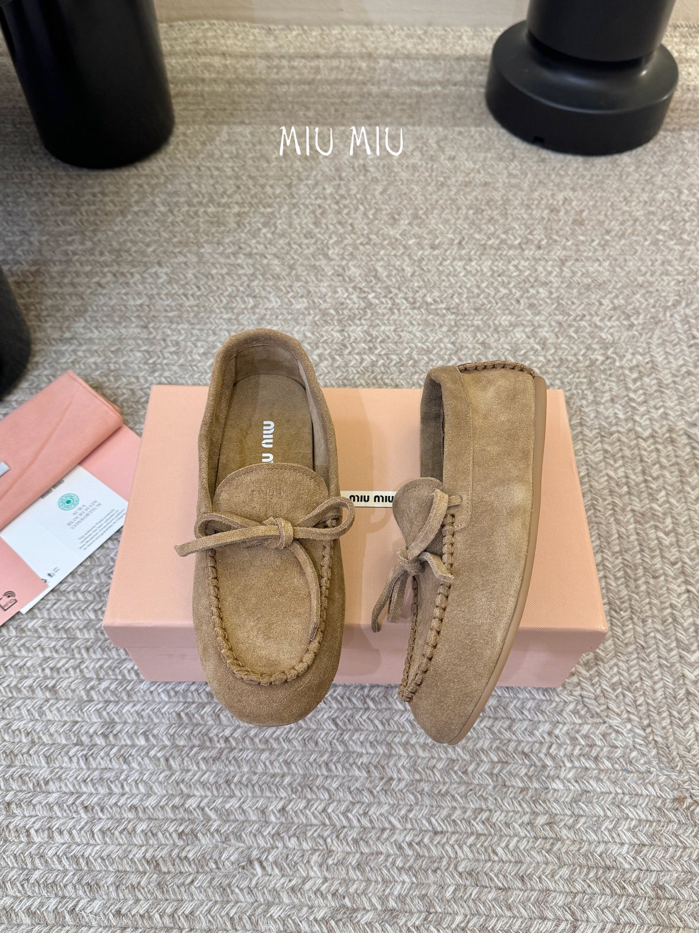搭配飞机盒𝑀𝑖𝑢𝑀𝑖×𝐵𝑎𝑙𝑎𝑛𝑐缪 缪 新款包拖鞋系列上新★★★★★ 舒适度与时髦度并存的开挂全新系列