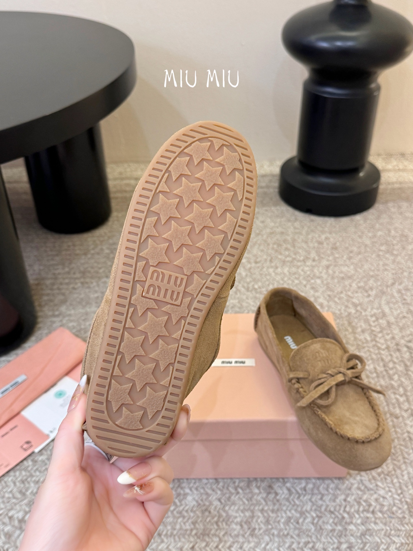 搭配飞机盒𝑀𝑖𝑢𝑀𝑖×𝐵𝑎𝑙𝑎𝑛𝑐缪 缪 新款包拖鞋系列上新★★★★★ 舒适度与时髦度并存的开挂全新系列