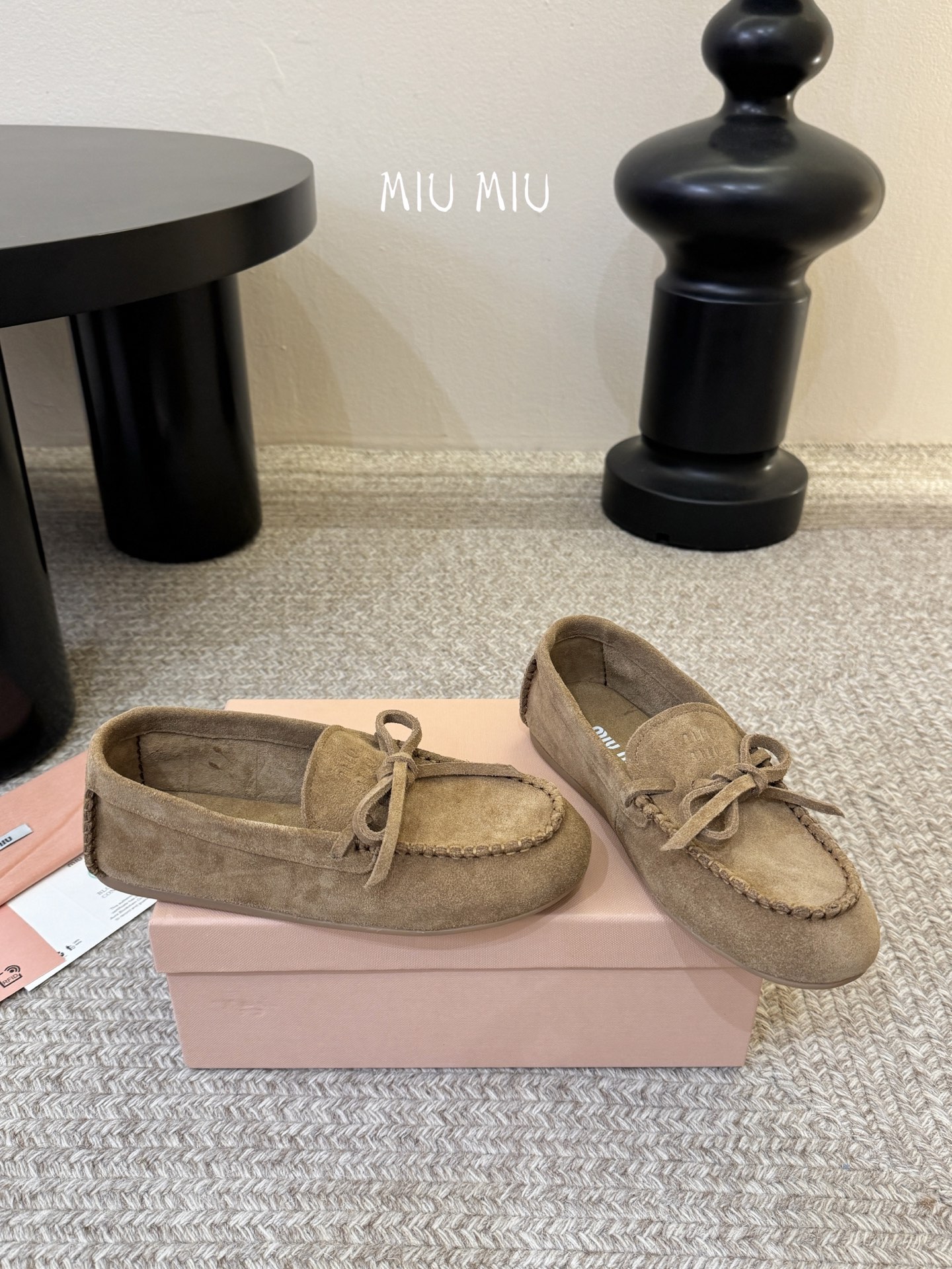 搭配飞机盒𝑀𝑖𝑢𝑀𝑖×𝐵𝑎𝑙𝑎𝑛𝑐缪 缪 新款包拖鞋系列上新★★★★★ 舒适度与时髦度并存的开挂全新系列