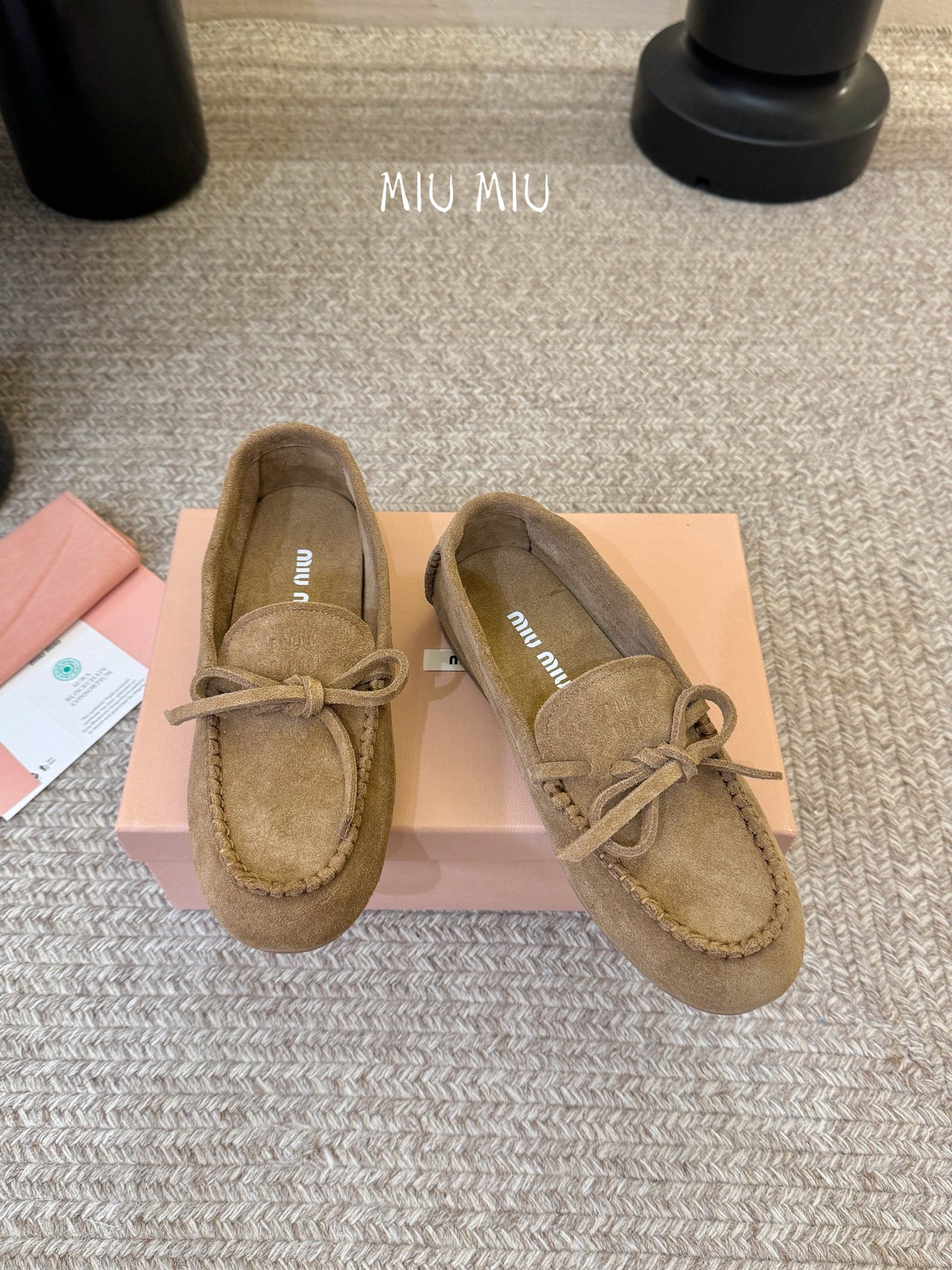 搭配飞机盒𝑀𝑖𝑢𝑀𝑖×𝐵𝑎𝑙𝑎𝑛𝑐缪 缪 新款包拖鞋系列上新★★★★★ 舒适度与时髦度并存的开挂全新系列