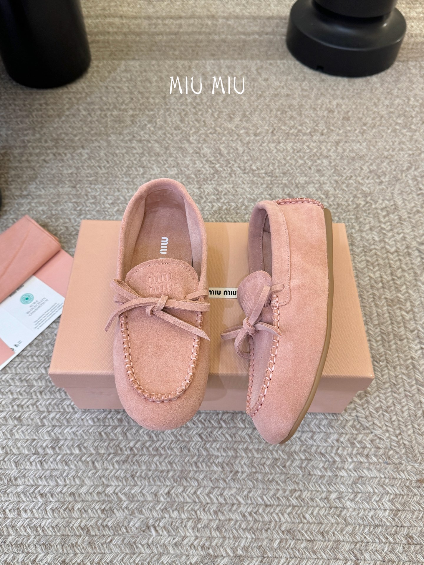搭配飞机盒𝑀𝑖𝑢𝑀𝑖×𝐵𝑎𝑙𝑎𝑛𝑐缪 缪 新款包拖鞋系列上新★★★★★ 舒适度与时髦度并存的开挂全新系列
