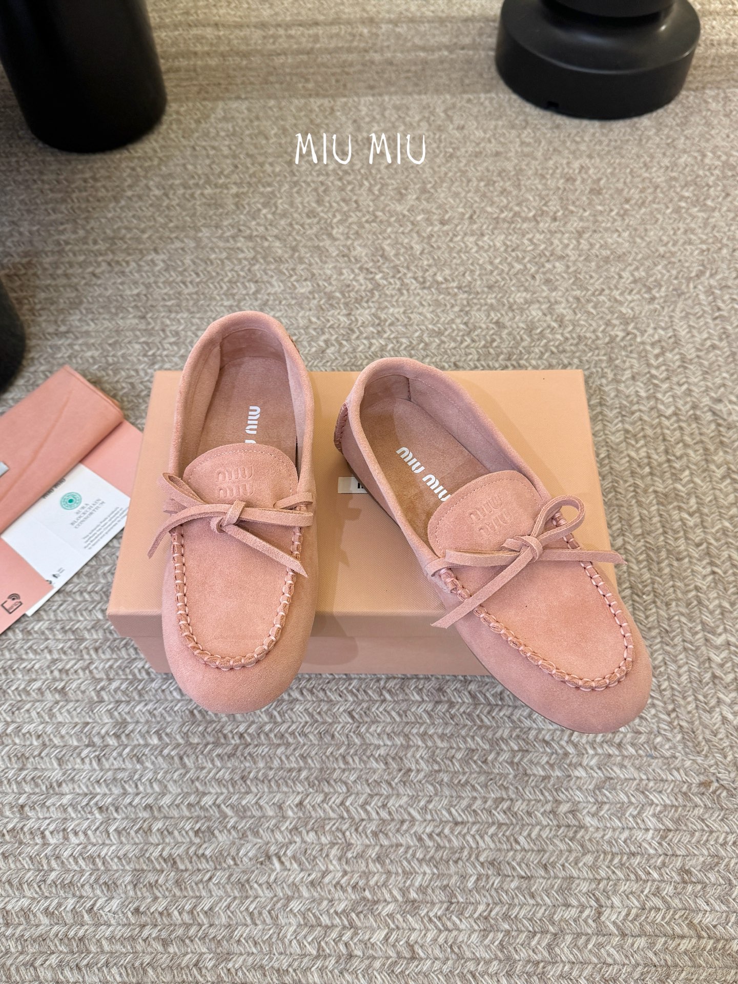 搭配飞机盒𝑀𝑖𝑢𝑀𝑖×𝐵𝑎𝑙𝑎𝑛𝑐缪 缪 新款包拖鞋系列上新★★★★★ 舒适度与时髦度并存的开挂全新系列