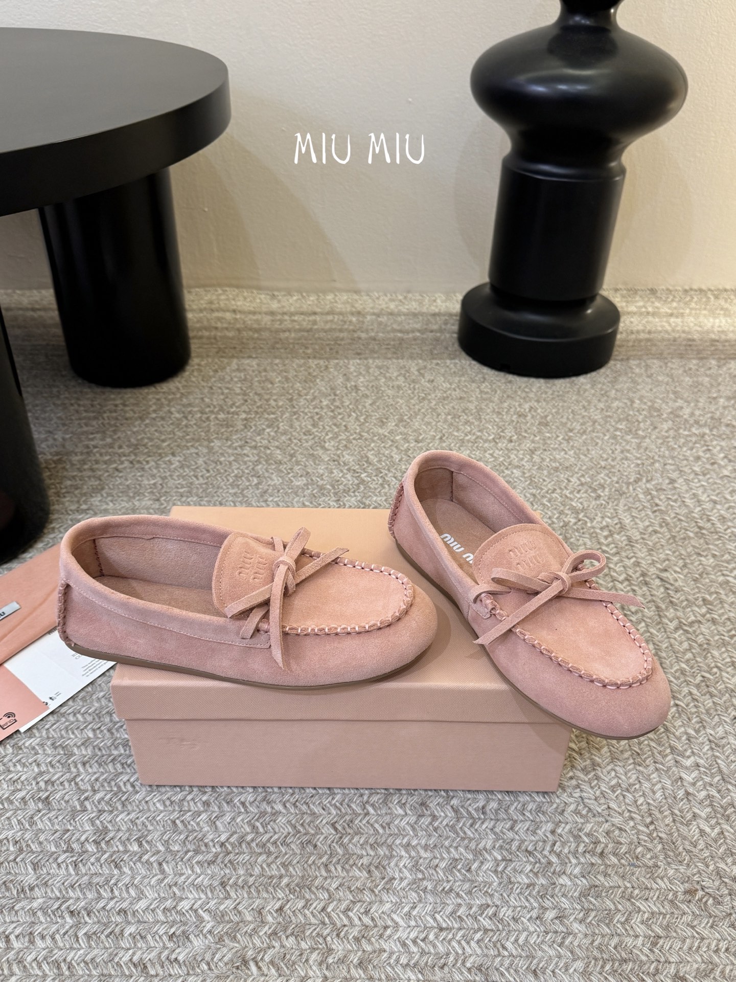 搭配飞机盒𝑀𝑖𝑢𝑀𝑖×𝐵𝑎𝑙𝑎𝑛𝑐缪 缪 新款包拖鞋系列上新★★★★★ 舒适度与时髦度并存的开挂全新系列