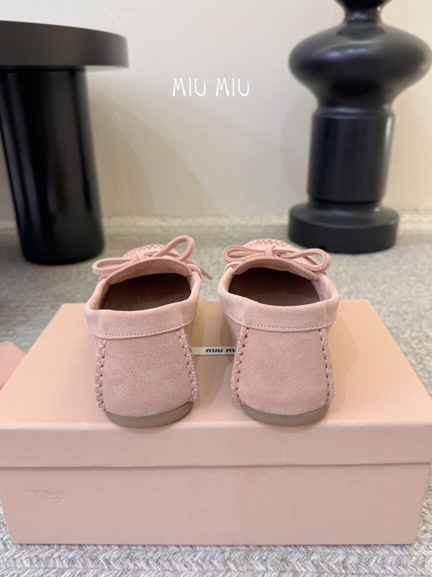 搭配飞机盒𝑀𝑖𝑢𝑀𝑖×𝐵𝑎𝑙𝑎𝑛𝑐缪 缪 新款包拖鞋系列上新★★★★★ 舒适度与时髦度并存的开挂全新系列