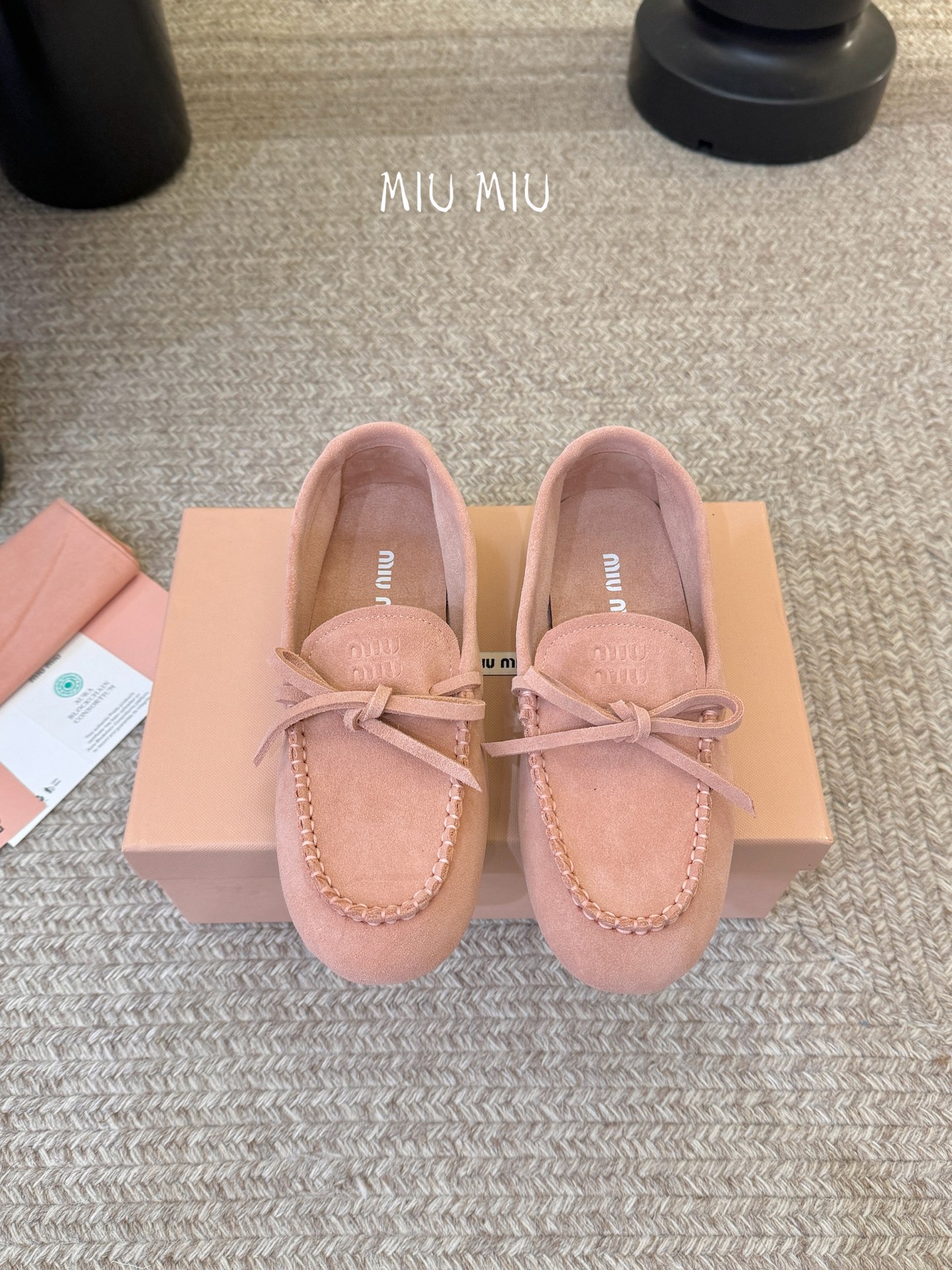 搭配飞机盒𝑀𝑖𝑢𝑀𝑖×𝐵𝑎𝑙𝑎𝑛𝑐缪 缪 新款包拖鞋系列上新★★★★★ 舒适度与时髦度并存的开挂全新系列