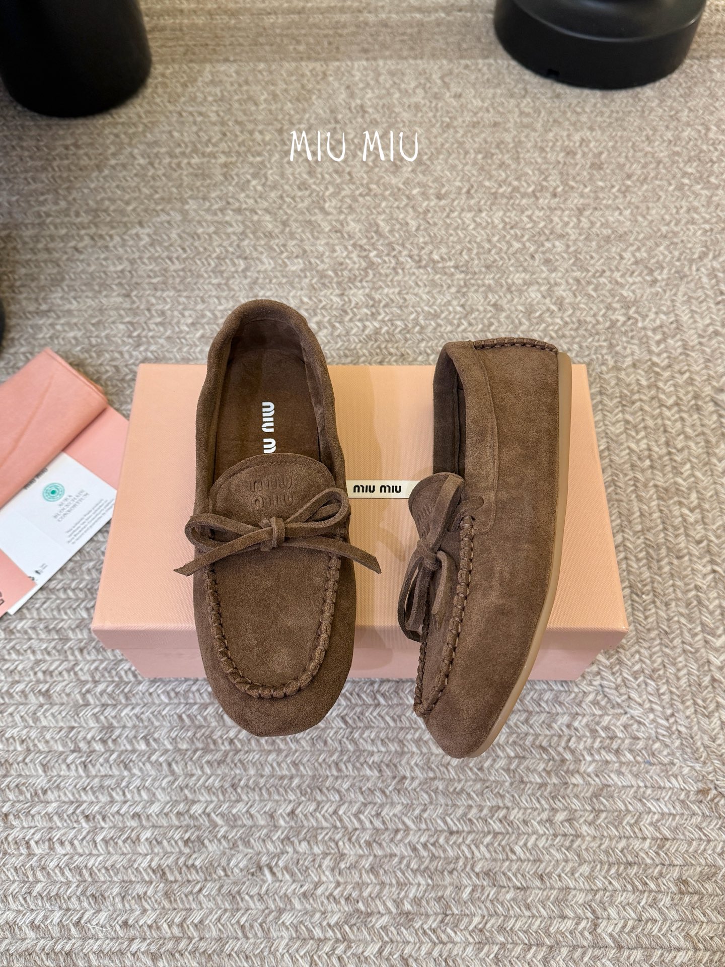 搭配飞机盒𝑀𝑖𝑢𝑀𝑖×𝐵𝑎𝑙𝑎𝑛𝑐缪 缪 新款包拖鞋系列上新★★★★★ 舒适度与时髦度并存的开挂全新系列