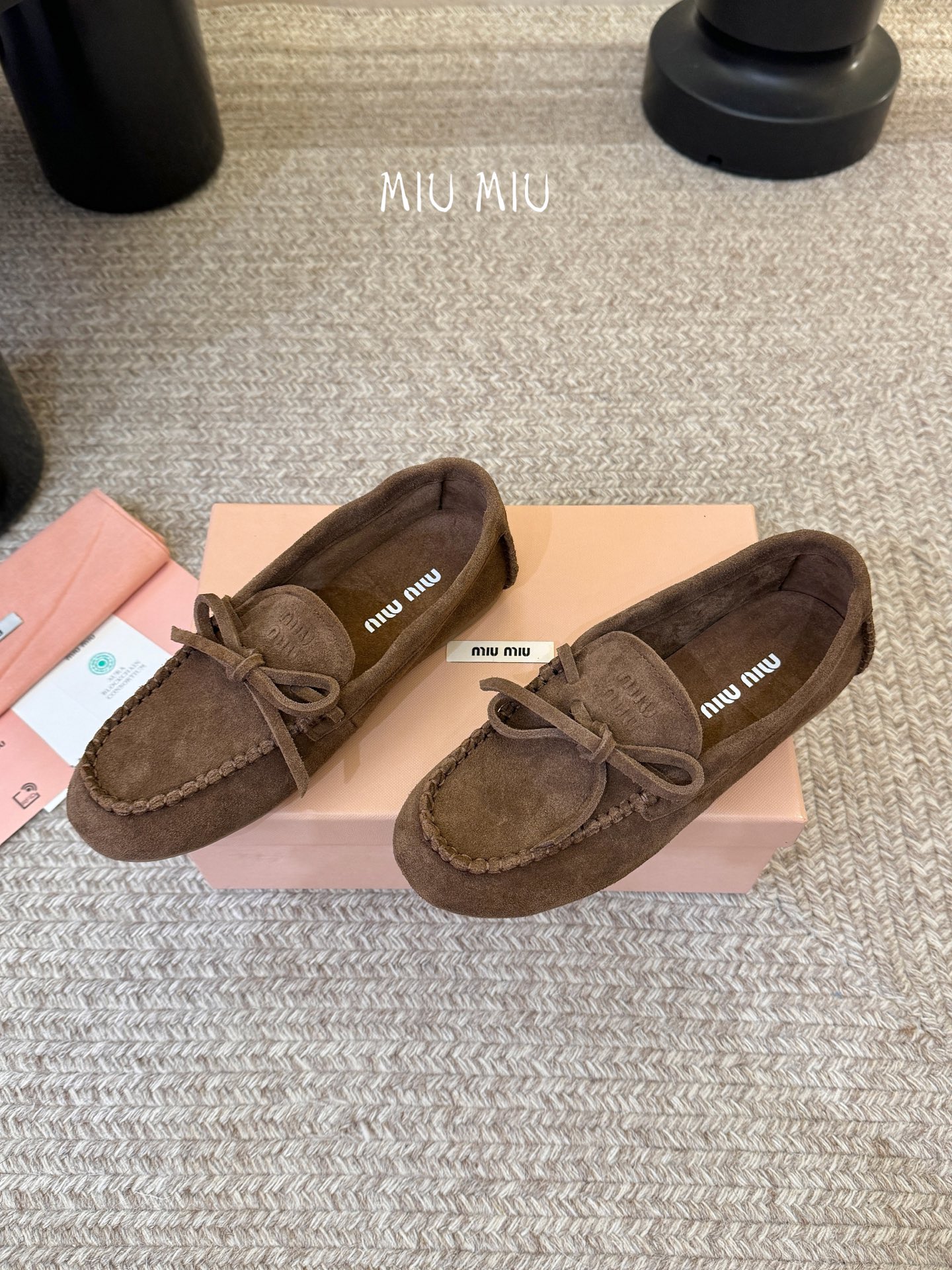 搭配飞机盒𝑀𝑖𝑢𝑀𝑖×𝐵𝑎𝑙𝑎𝑛𝑐缪 缪 新款包拖鞋系列上新★★★★★ 舒适度与时髦度并存的开挂全新系列