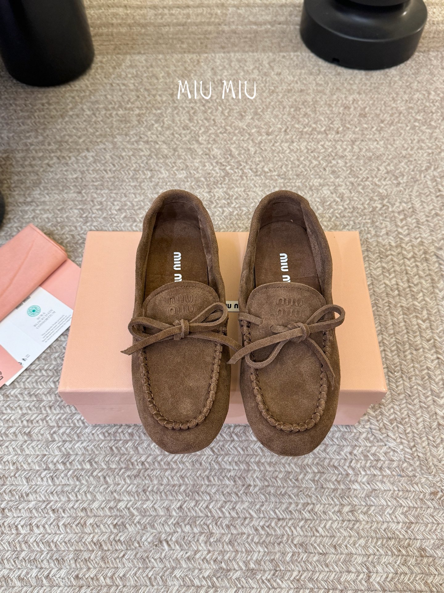 搭配飞机盒𝑀𝑖𝑢𝑀𝑖×𝐵𝑎𝑙𝑎𝑛𝑐缪 缪 新款包拖鞋系列上新★★★★★ 舒适度与时髦度并存的开挂全新系列