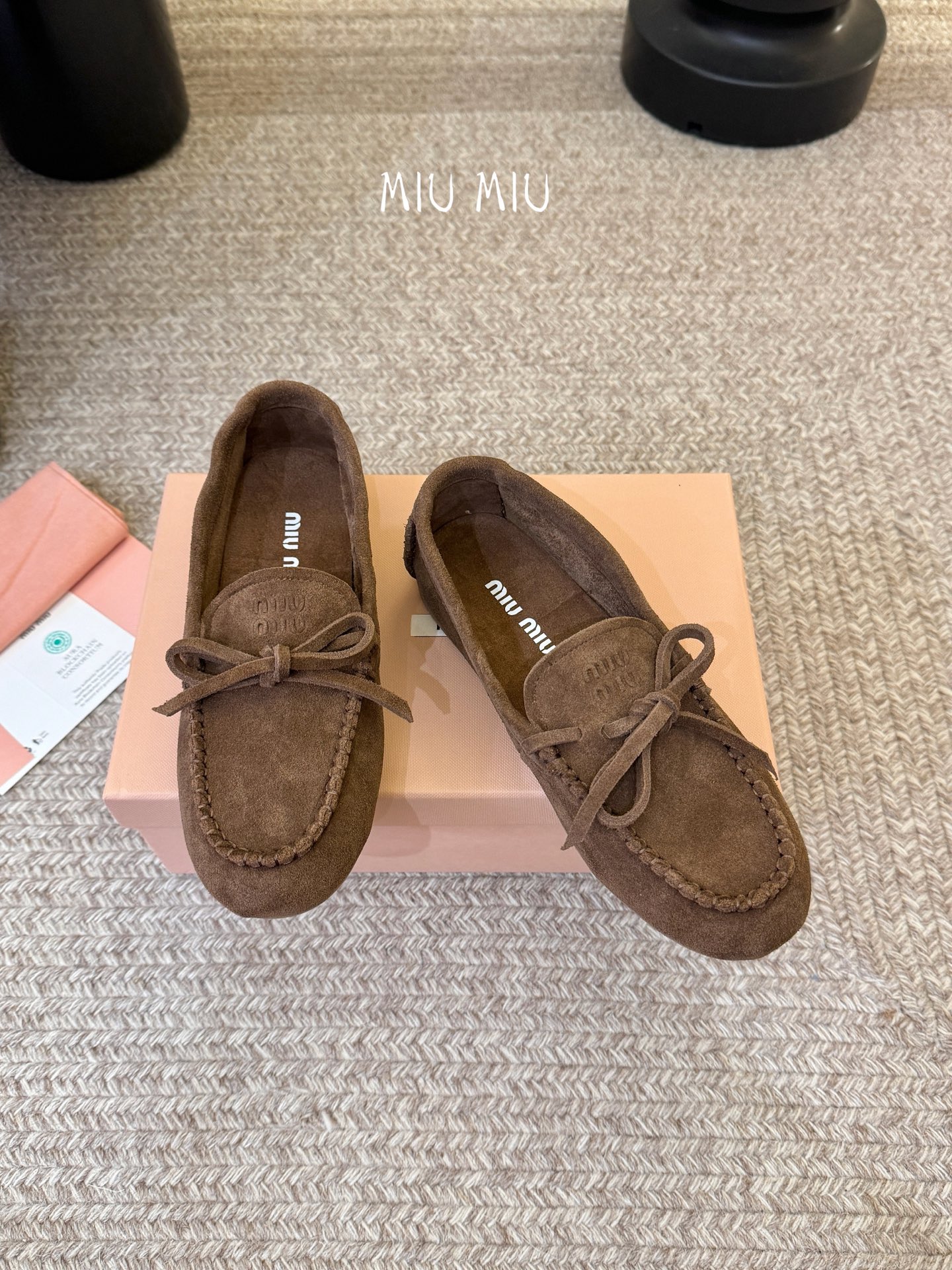 搭配飞机盒𝑀𝑖𝑢𝑀𝑖×𝐵𝑎𝑙𝑎𝑛𝑐缪 缪 新款包拖鞋系列上新★★★★★ 舒适度与时髦度并存的开挂全新系列