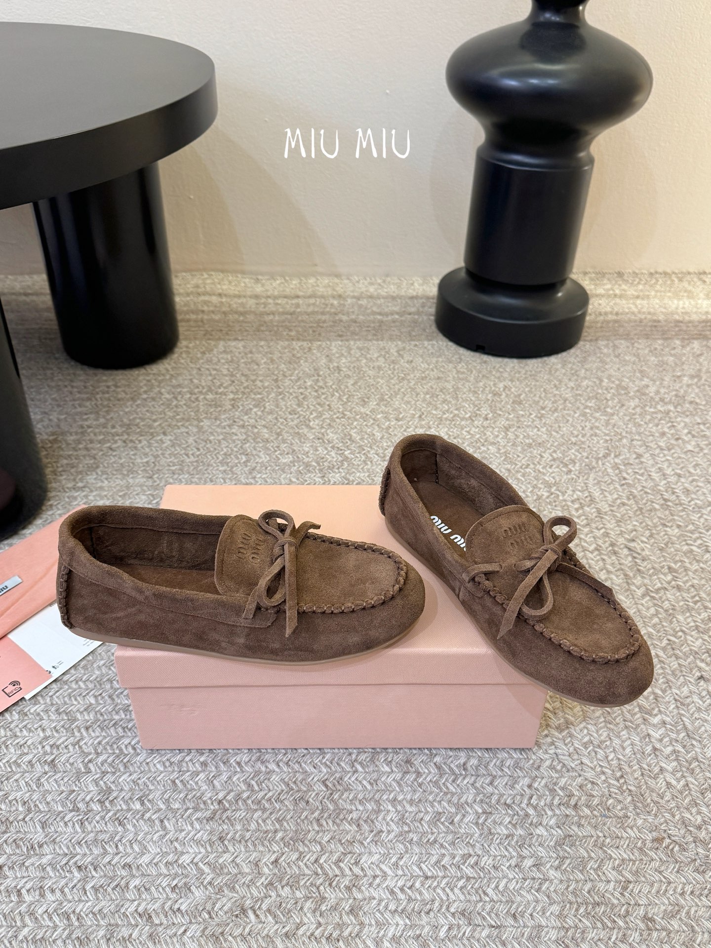 搭配飞机盒𝑀𝑖𝑢𝑀𝑖×𝐵𝑎𝑙𝑎𝑛𝑐缪 缪 新款包拖鞋系列上新★★★★★ 舒适度与时髦度并存的开挂全新系列