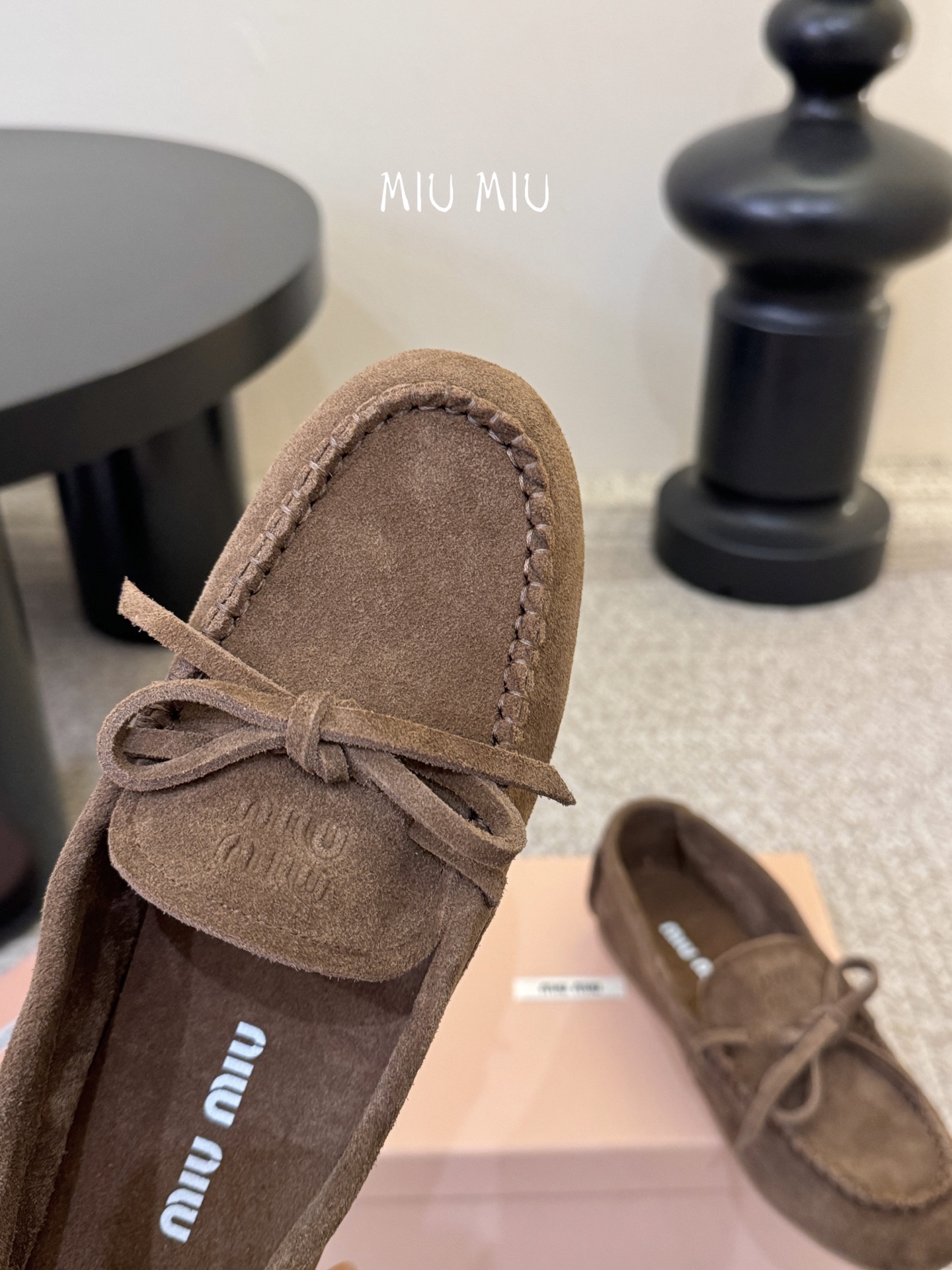 搭配飞机盒𝑀𝑖𝑢𝑀𝑖×𝐵𝑎𝑙𝑎𝑛𝑐缪 缪 新款包拖鞋系列上新★★★★★ 舒适度与时髦度并存的开挂全新系列