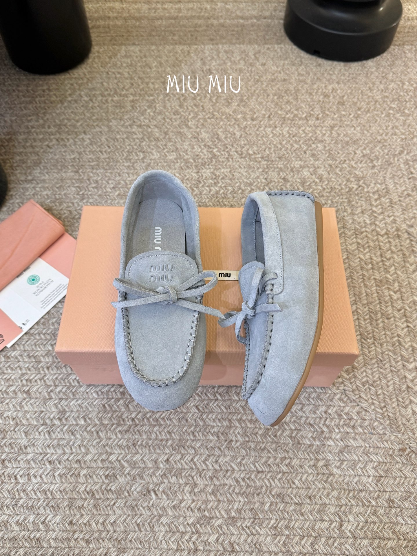 搭配飞机盒𝑀𝑖𝑢𝑀𝑖×𝐵𝑎𝑙𝑎𝑛𝑐缪 缪 新款包拖鞋系列上新★★★★★ 舒适度与时髦度并存的开挂全新系列